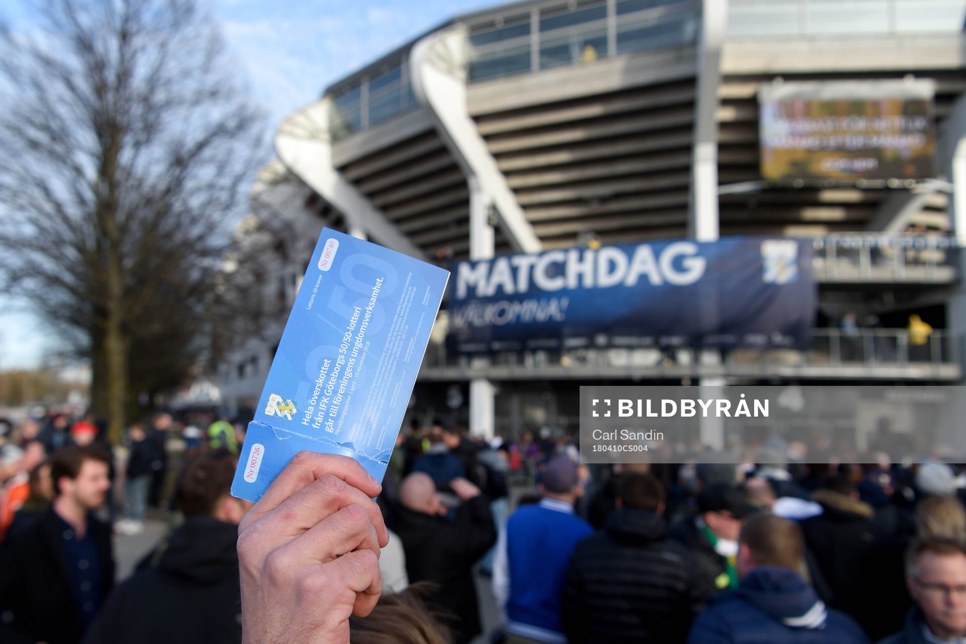 Försäljning av 50/50-lotter utanför arenan innan fotbollsmatchen i Allsvenskan mellan IFK Göteborg och Hammarby den 10 april 2018 i Göteborg.