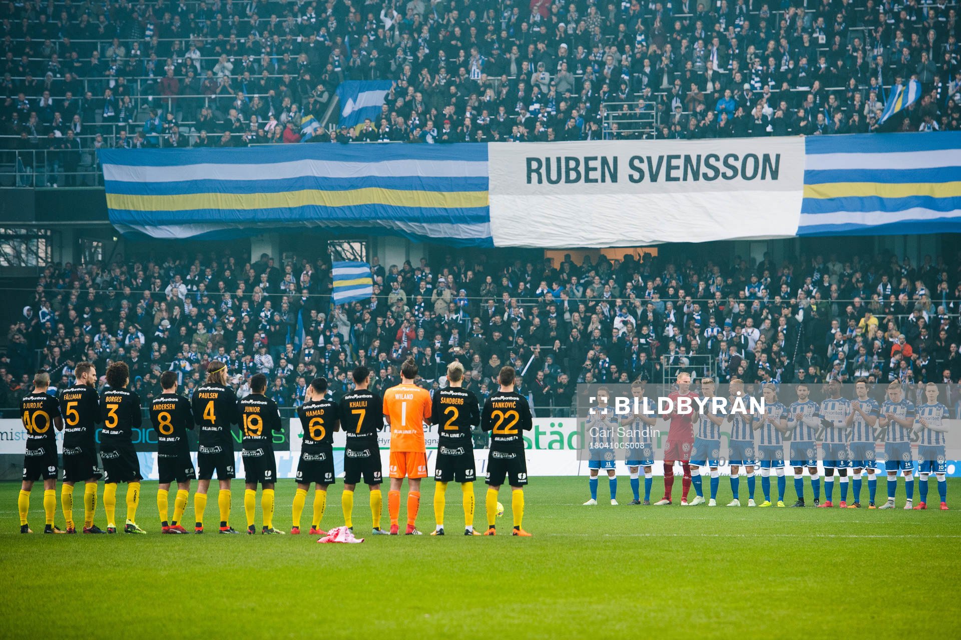 Hammarbys och IFK Göteborgs spelare i en varm applåd för