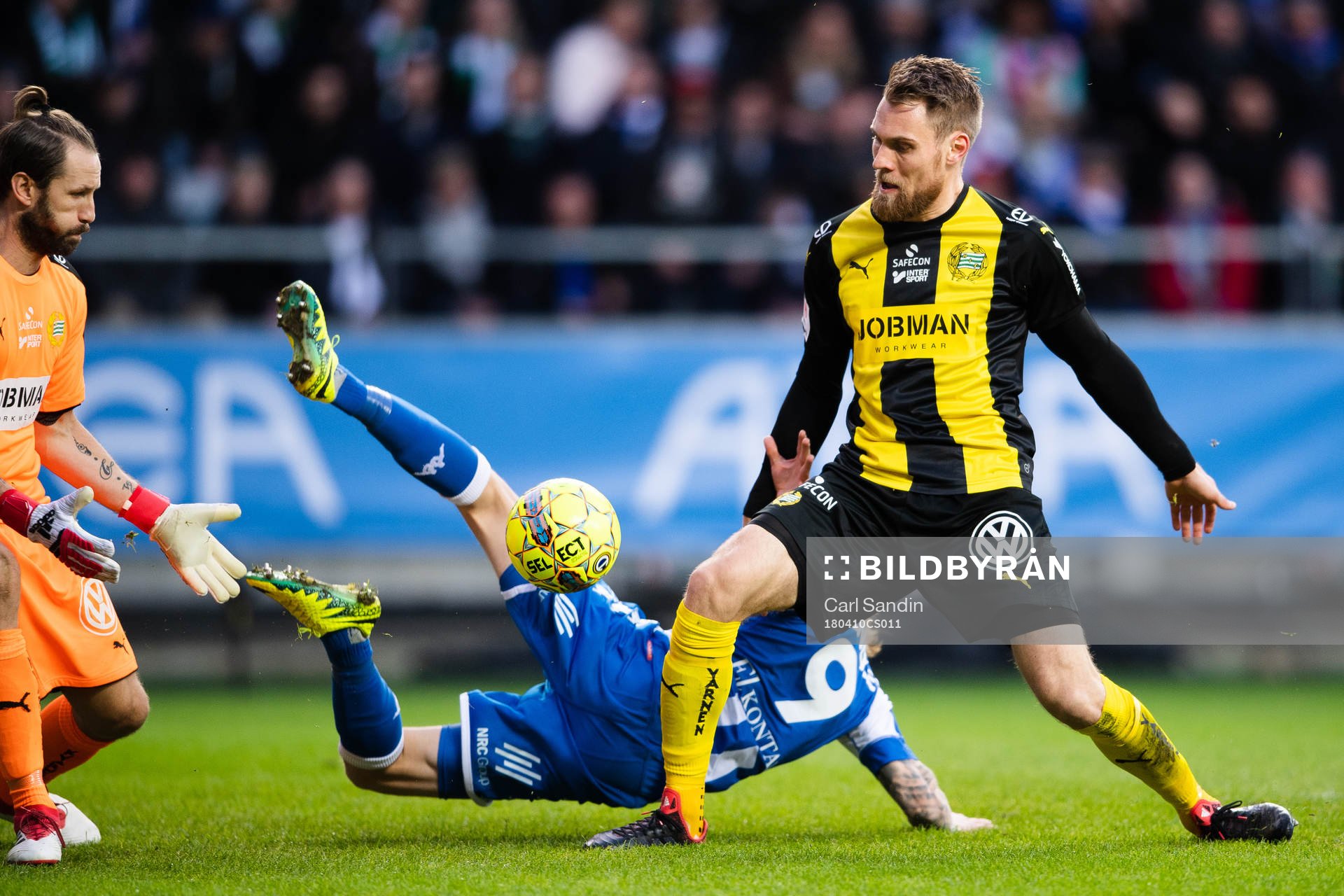 IFK Göteborgs Elias Mar Omarsson faller i kamp med Hammarbys David Fällman och målvakt Johan Wiland under fotbollsmatchen i Allsvenskan mellan IFK Göteborg och Hammarby den 10 april 2018 i Göteborg.