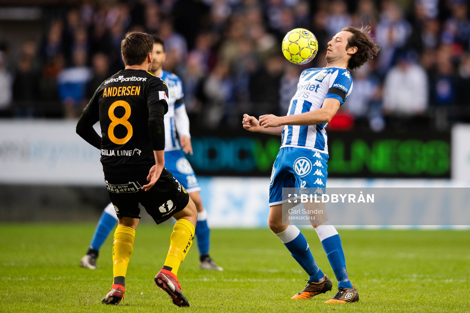IFK Göteborgs Mikkel Diskerud tar ner bollen under fotbollsmatchen i Allsvenskan mellan IFK Göteborg och Hammarby den 10 april 2018 i Göteborg.