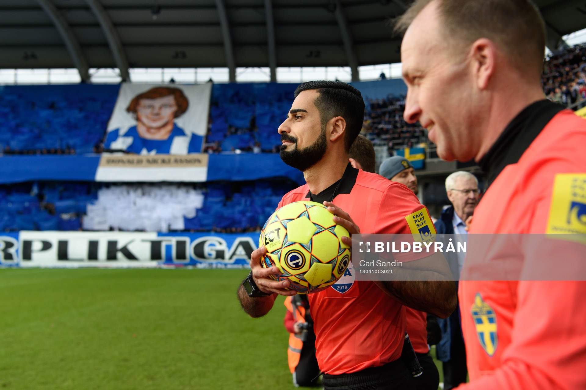 Domare Mohammed Al-Hakim med matchbollen