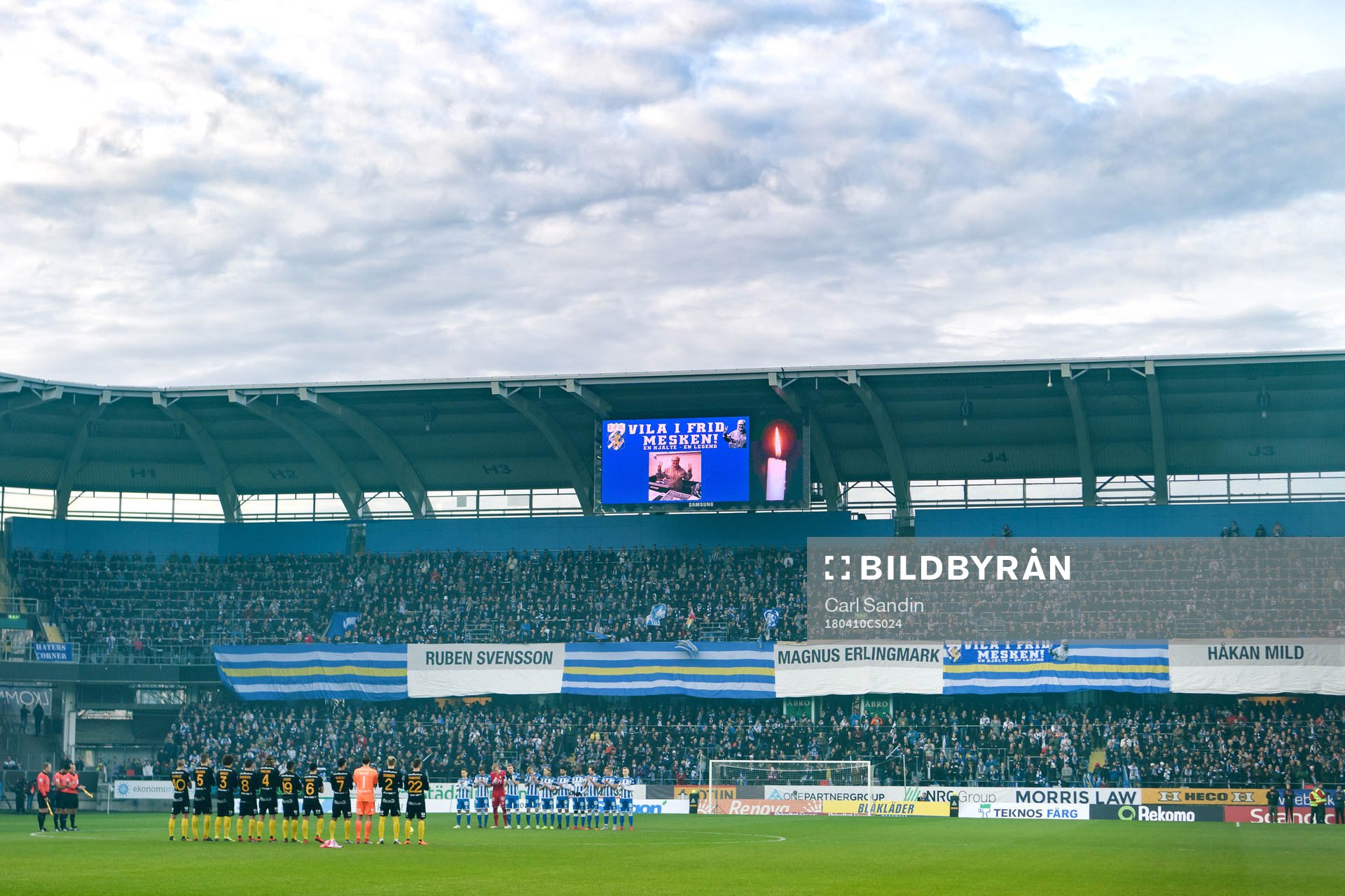 Hammarbys och IFK Göteborgs spelare i en varm applåd för