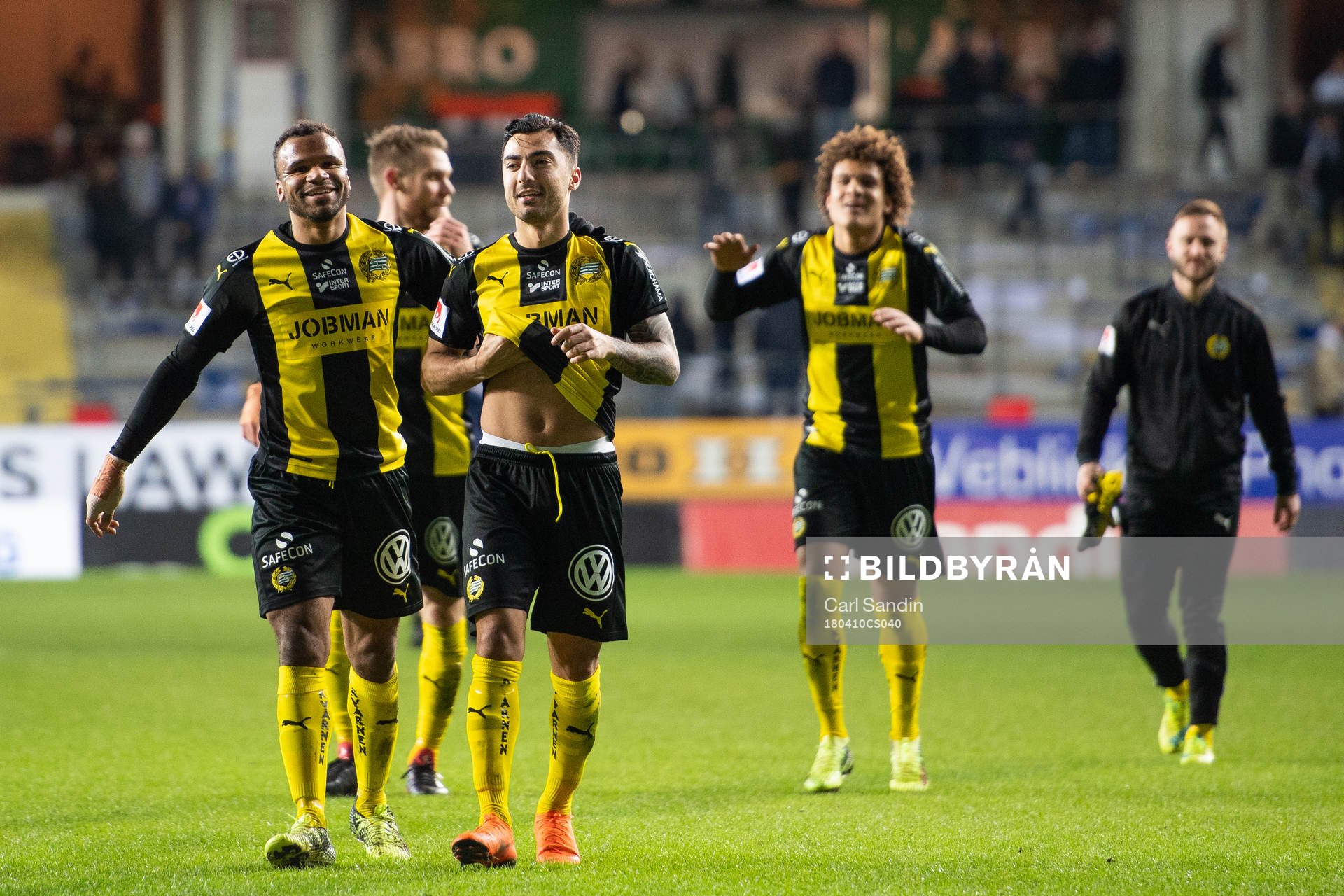 Hammarbys Jiloan Hamad jublar med lagkamrater