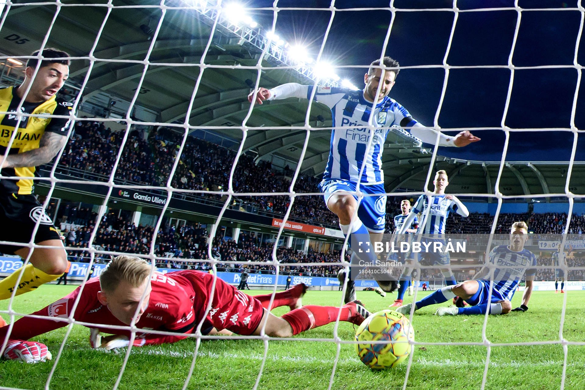 Hammarbys Jiloan Hamad ser bollen gå över mållinjen