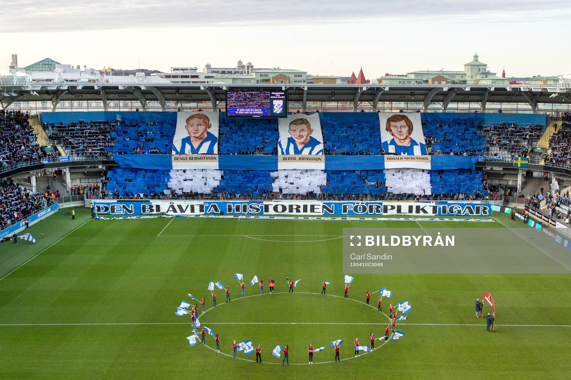 IFK Göteborgs supportrar med tifo innan fotbollsmatchen i