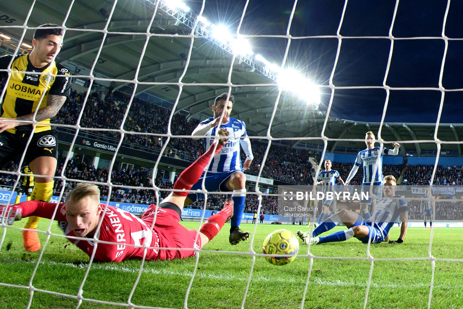 Hammarbys Jiloan Hamad ser bollen gå över mållinjen