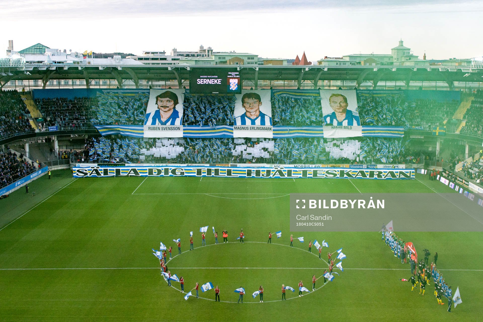 IFK Göteborgs supportrar med tifo innan fotbollsmatchen i