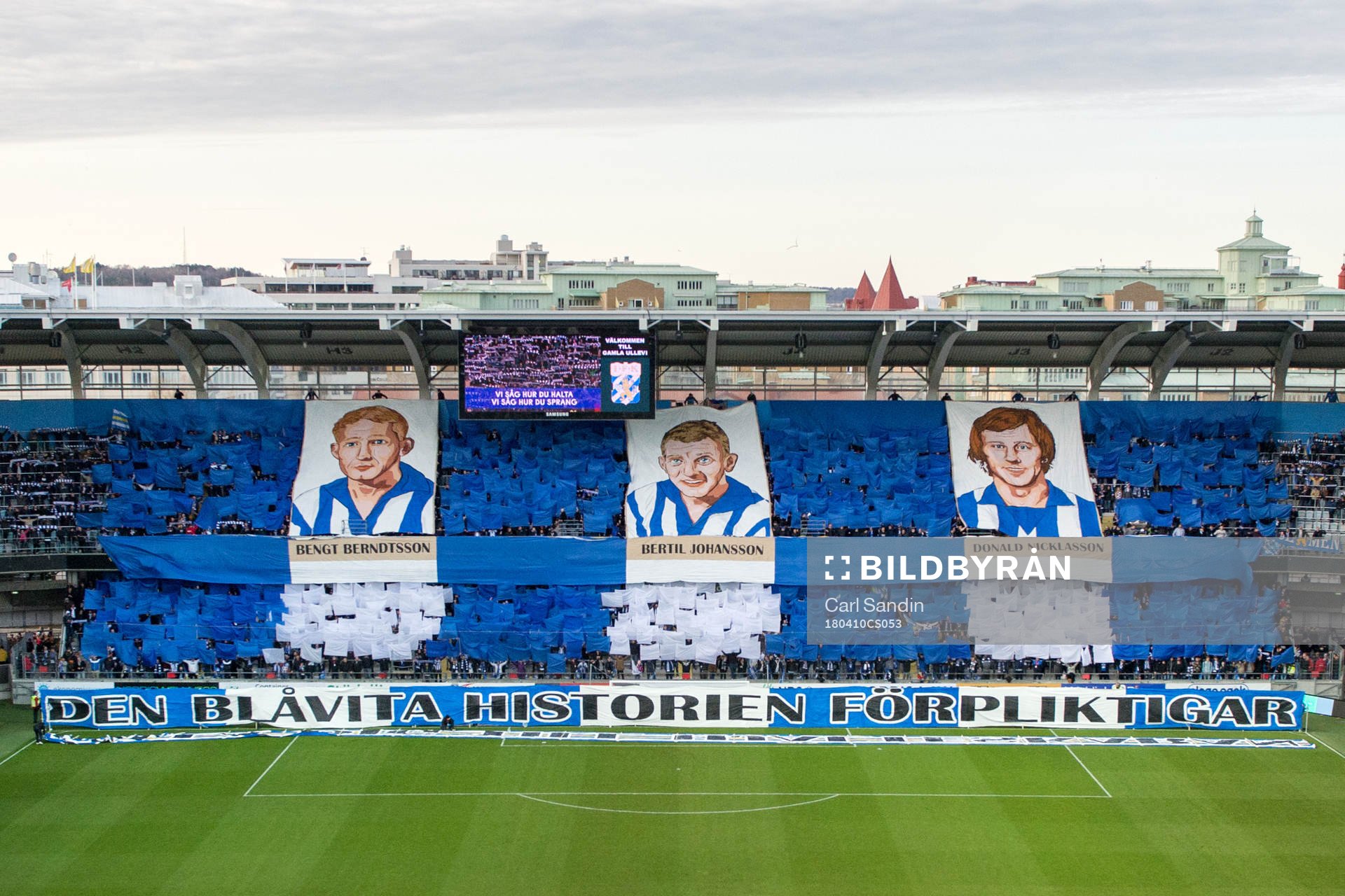 IFK Göteborgs supportrar med tifo innan fotbollsmatchen i