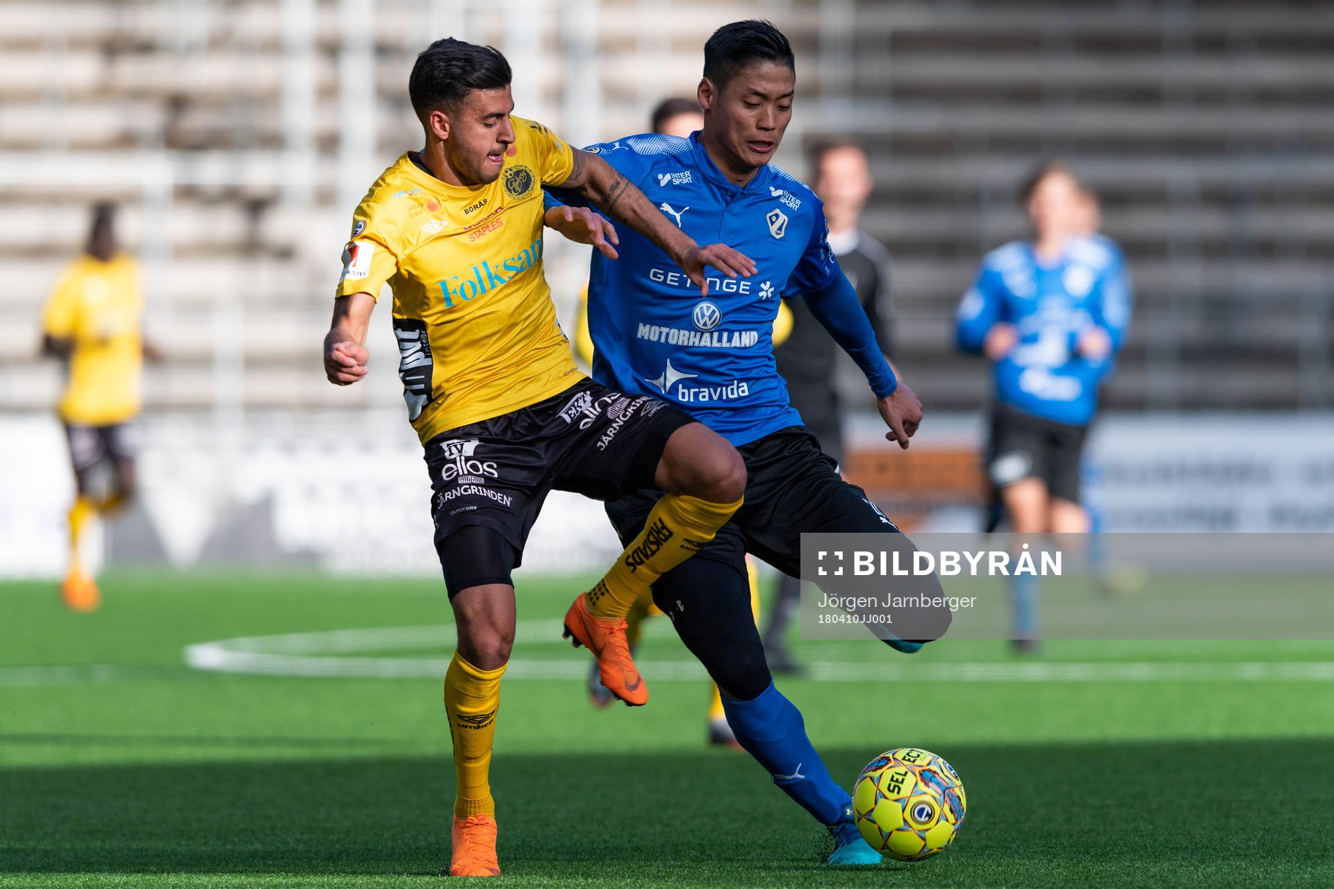 Elfsborgs Rami Kaib och Halmstads Kosuke Konishita under fotbollsmatchen i U21 Allsvenskan mellan Elfsborg och Halmstad den 10 april 2018 i Borås.