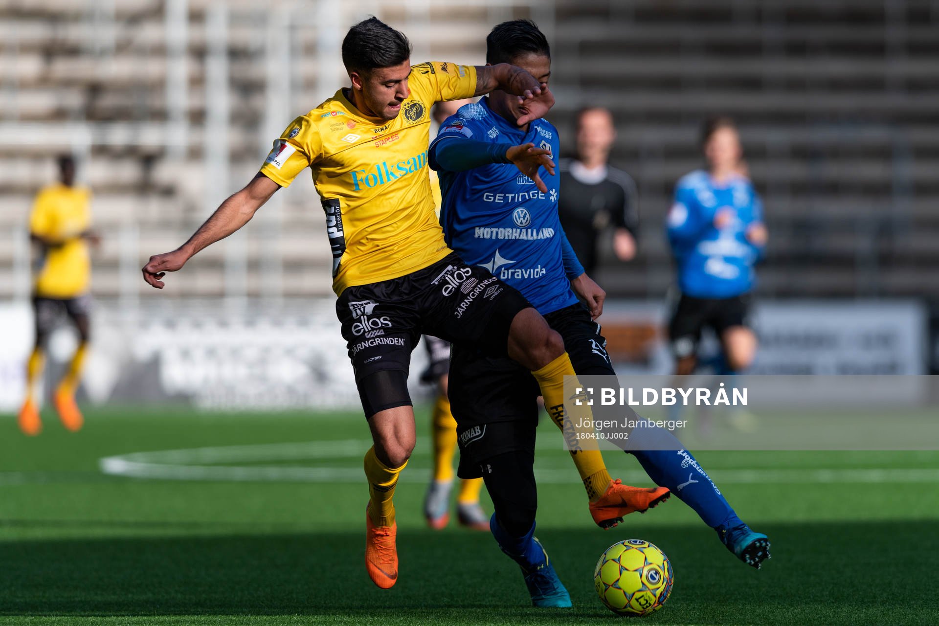 Elfsborgs Rami Kaib och Halmstads Kosuke Konishita