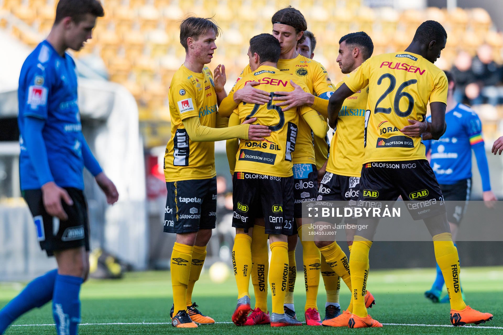 Elfsborgs Arian Kabashi kramas om av lagkamraterna efter att gjort 1-0 under fotbollsmatchen i U21 Allsvenskan mellan Elfsborg och Halmstad den 10 april 2018 i Borås.