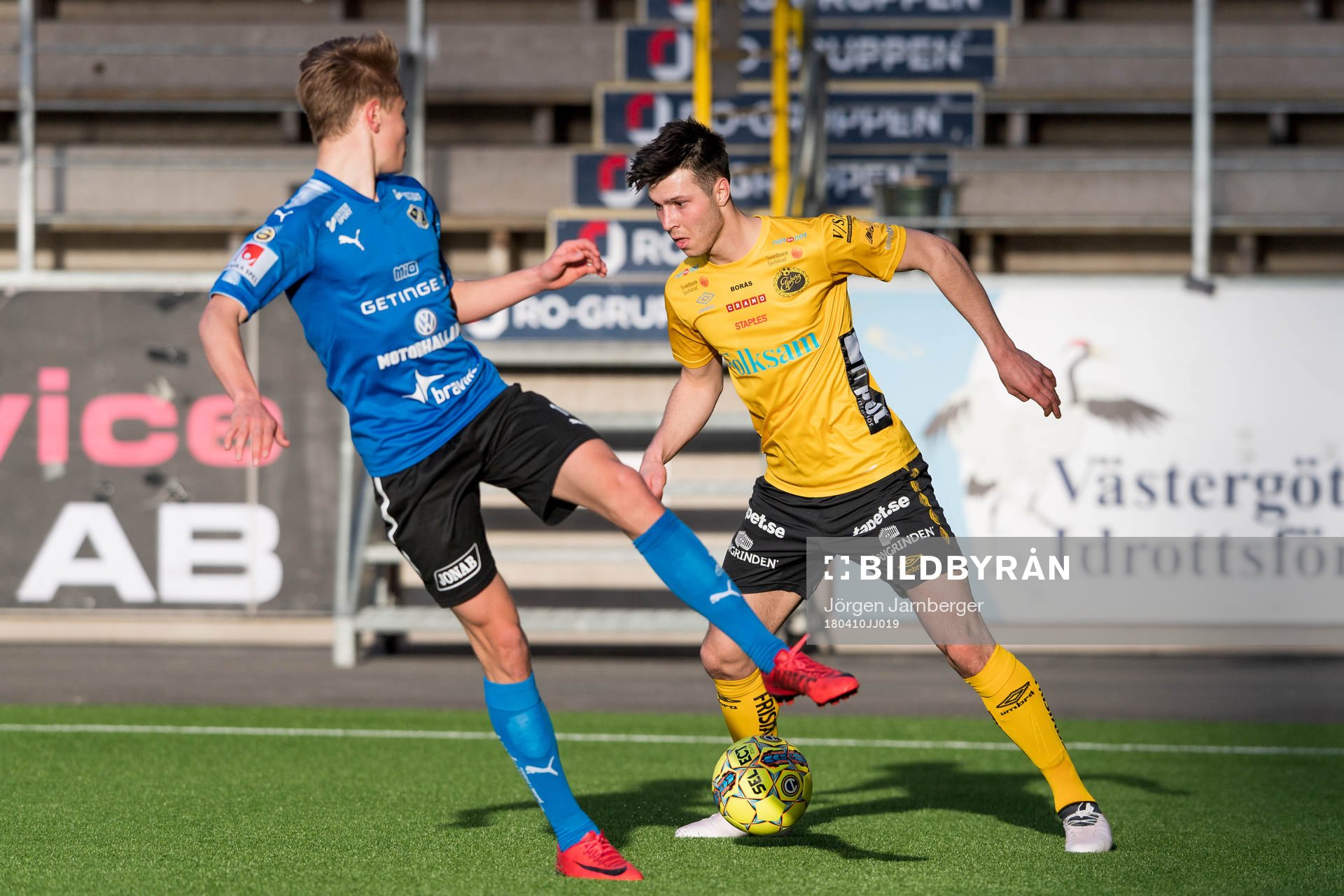Elfsborgs Mattias Özgün och Halmstads Isac Harrysson under fotbollsmatchen i U21 Allsvenskan mellan Elfsborg och Halmstad den 10 april 2018 i Borås.
