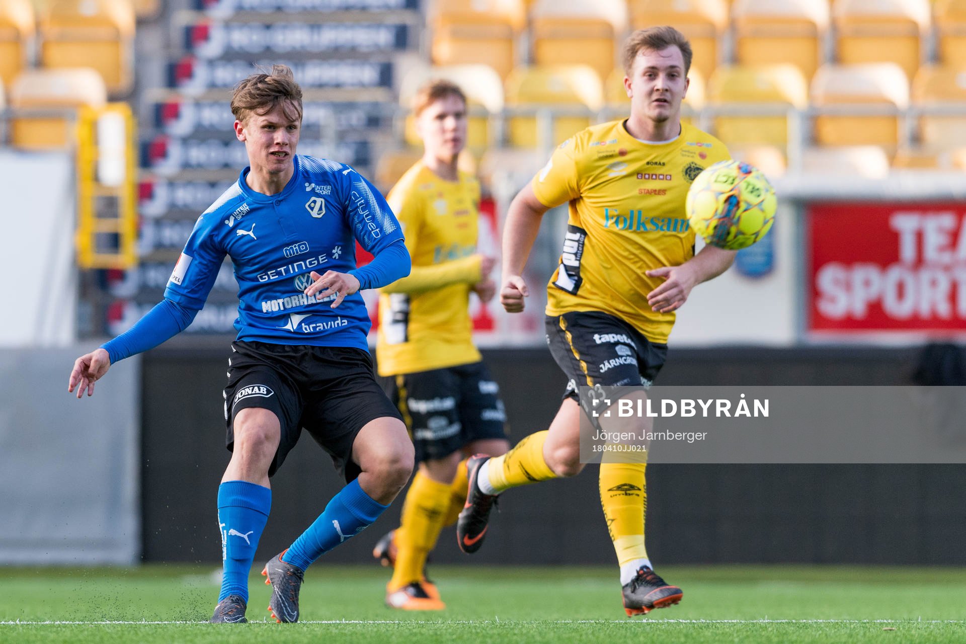 Halmstads Oscar Petersson och Elfsborgs Noel Jonsson under fotbollsmatchen i U21 Allsvenskan mellan Elfsborg och Halmstad den 10 april 2018 i Borås.