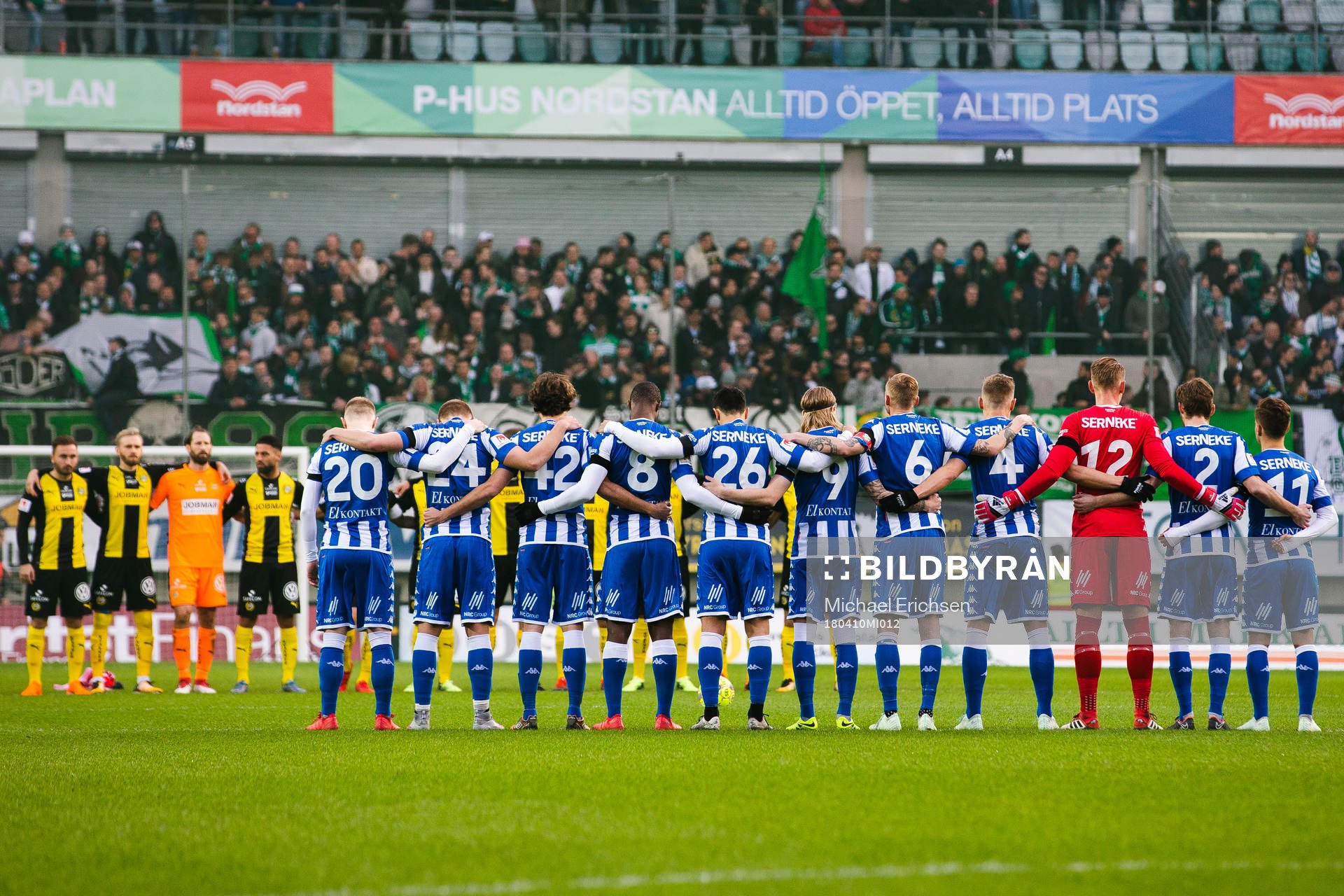 IFK Göteborgs och Hammarbys spelare i en varm applåd för