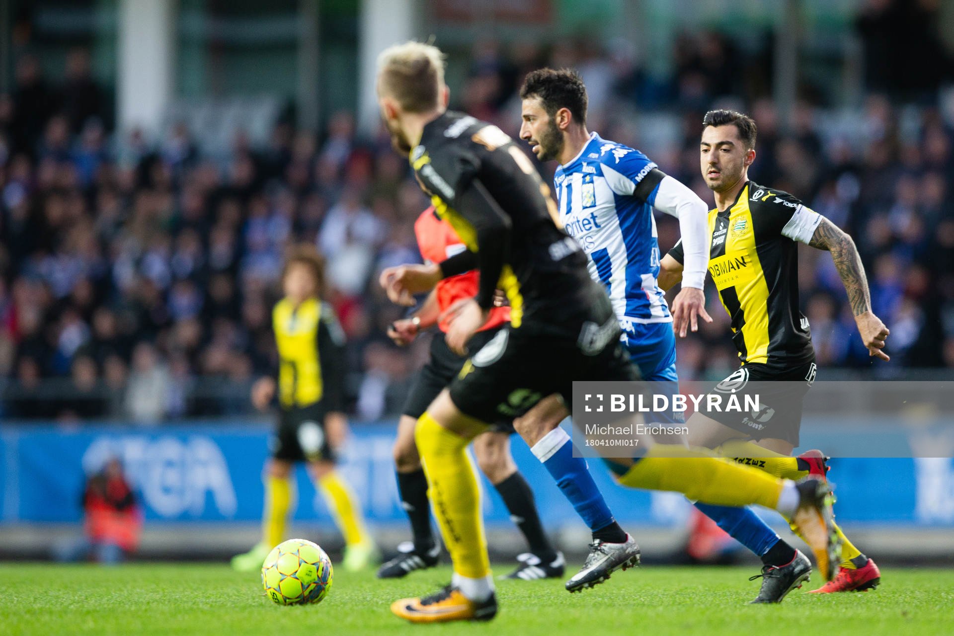 IFK Göteborgs André Calisir jagas av Hammarbys Jiloan