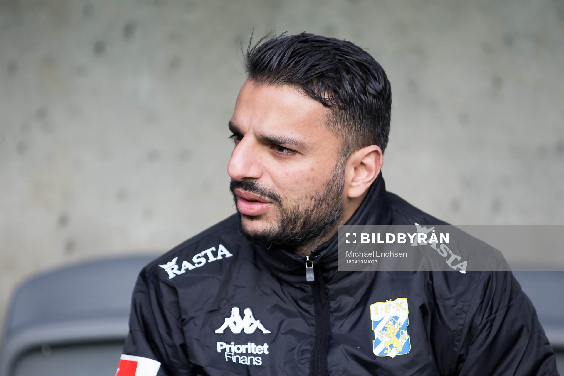 IFK Göteborgs tränare Poya Asbaghi på bänken innan