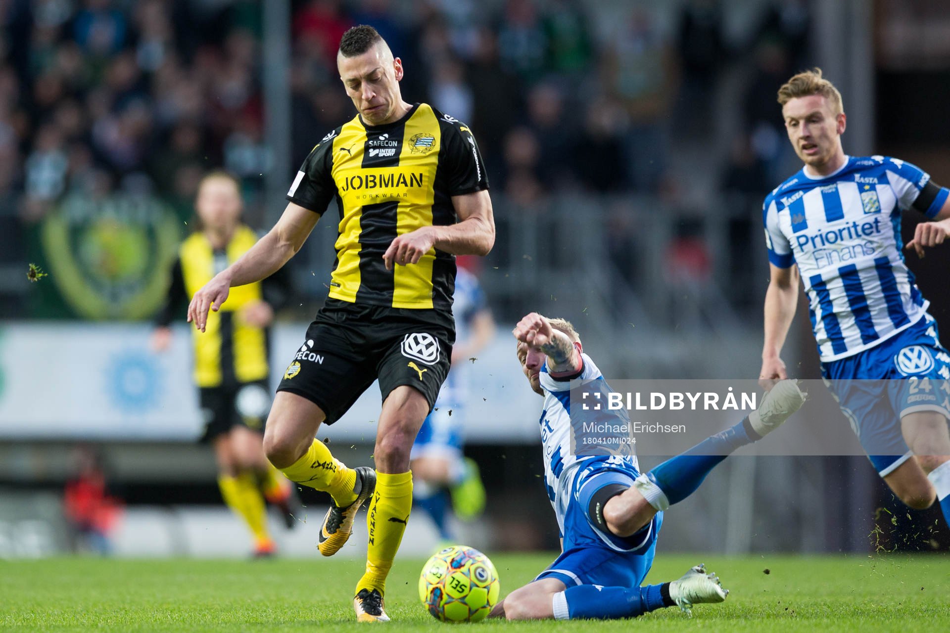 Hammarbys Nicola Djurdjic blir tacklad av IFK Göteborgs