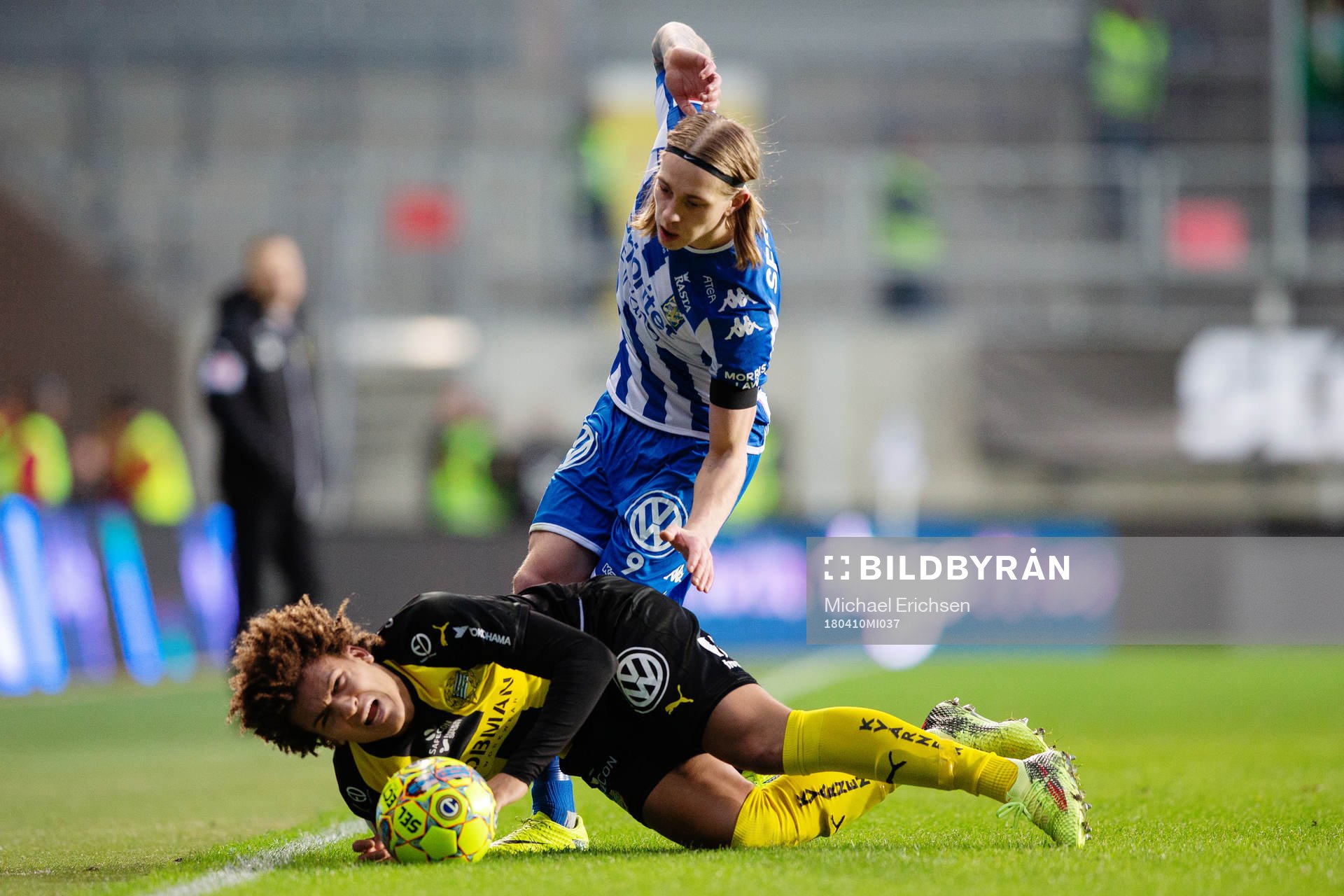IFK Göteborgs Elias Mar Omarsson tacklar Hammarbys Neto