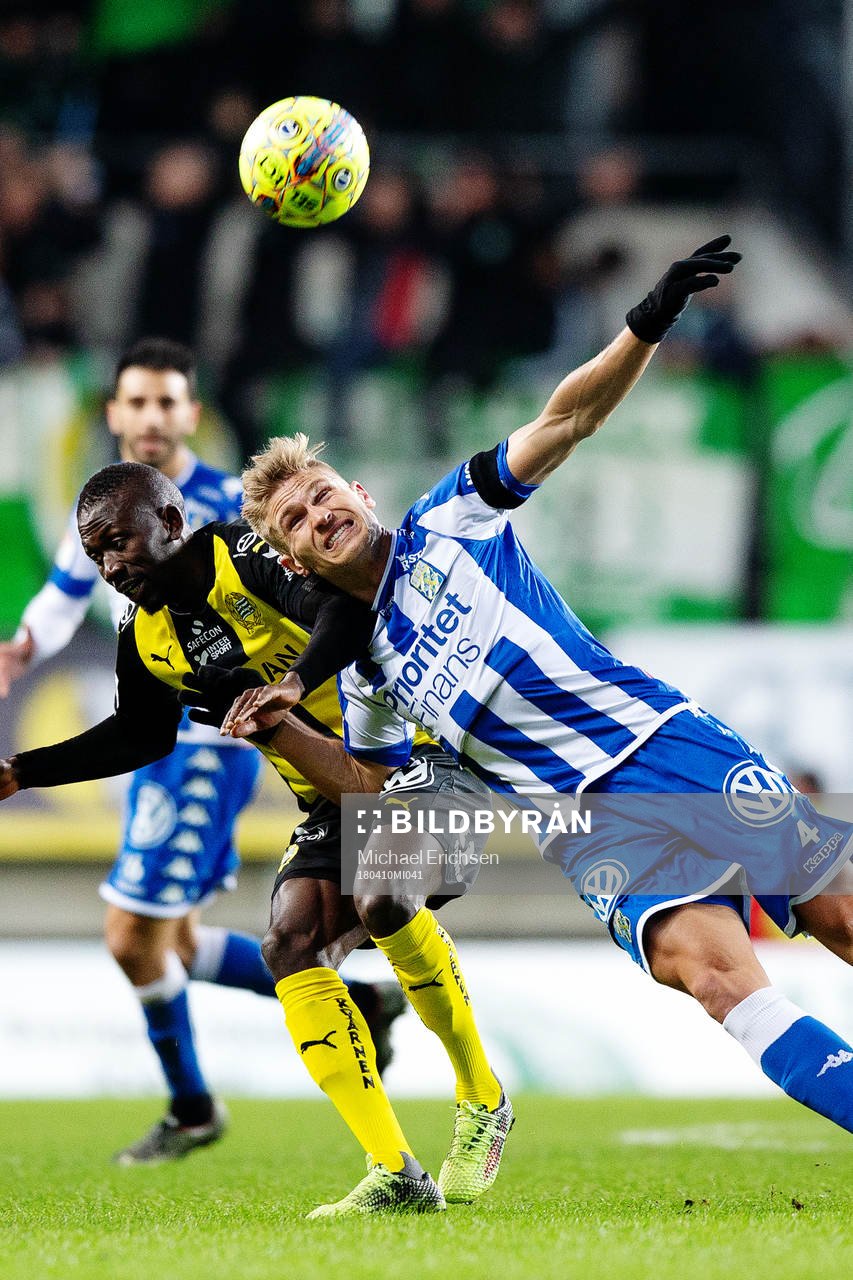 Hammarbys Pa Amat Dibba och IFK Göteborgs Carl Starfelt i kamp om bollen under fotbollsmatchen i Allsvenskan mellan IFK Göteborg och Hammarby den 10 april 2018 i Göteborg.