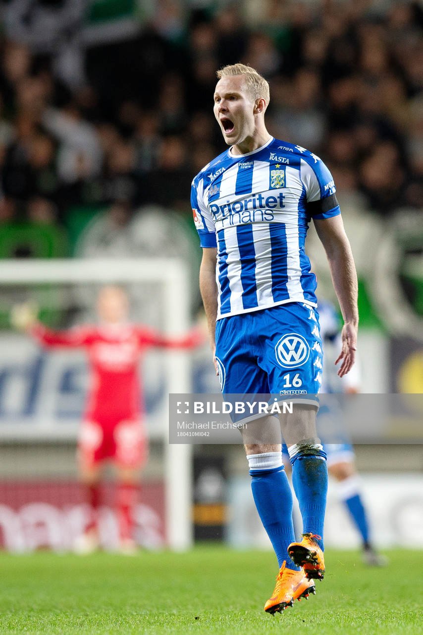 IFK Göteborgs Gustav Engvall reagerar på ett domslut