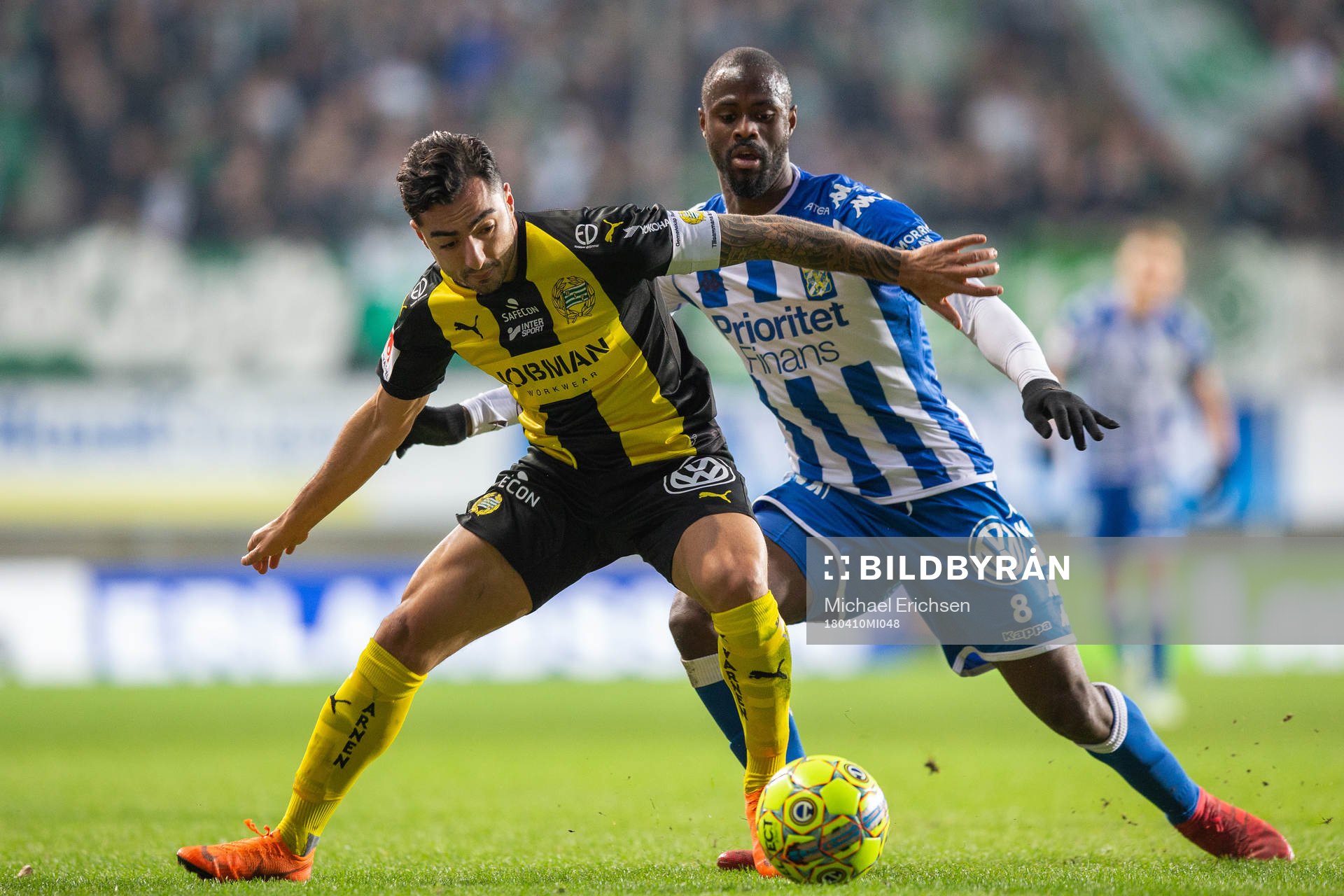 Hammarbys Jiloan Hamad i kamp om bollen med IFK Göteborgs