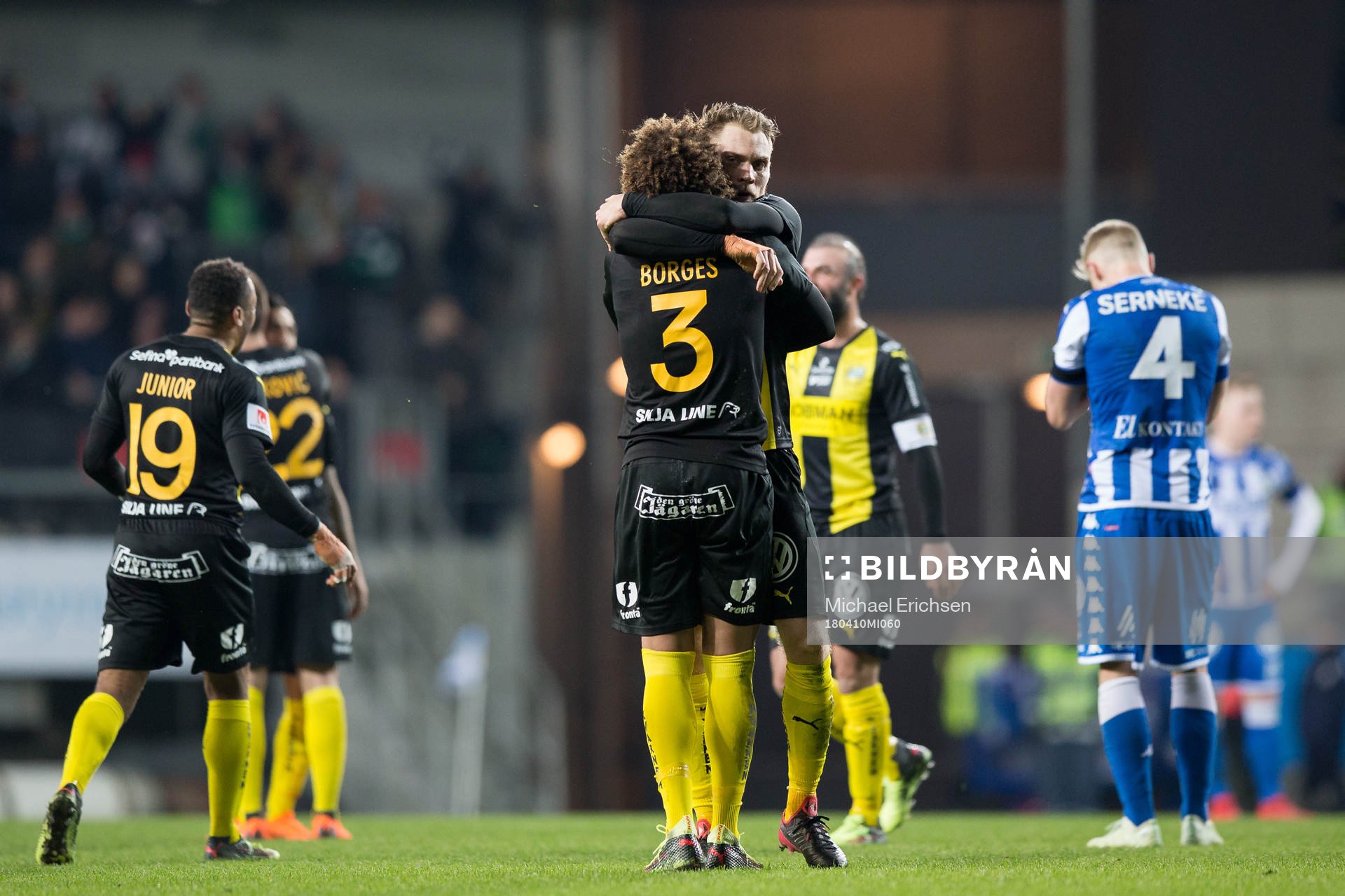 Hammarbys Neto Borges och Simon Sandberg kramar om varandra