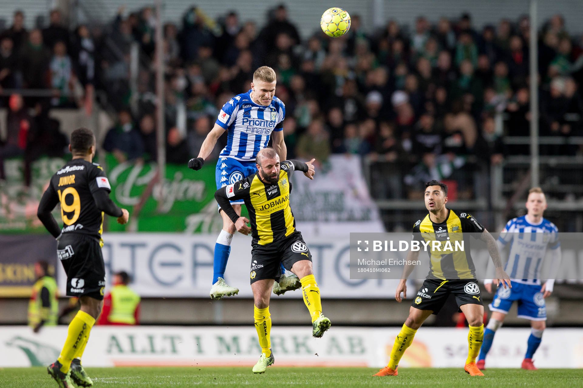 IFK Göteborgs Carl Starfelt vinner en nickduell mot