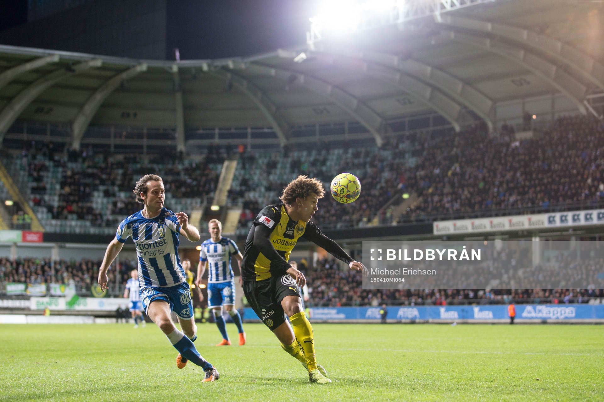 IFK Göteborgs Mikkel Diskerud mot Hammarbys Neto Borges under fotbollsmatchen i allsvenskan mellan IFK Göteborg och Hammarby den 10 april 2018 i Göteborg.