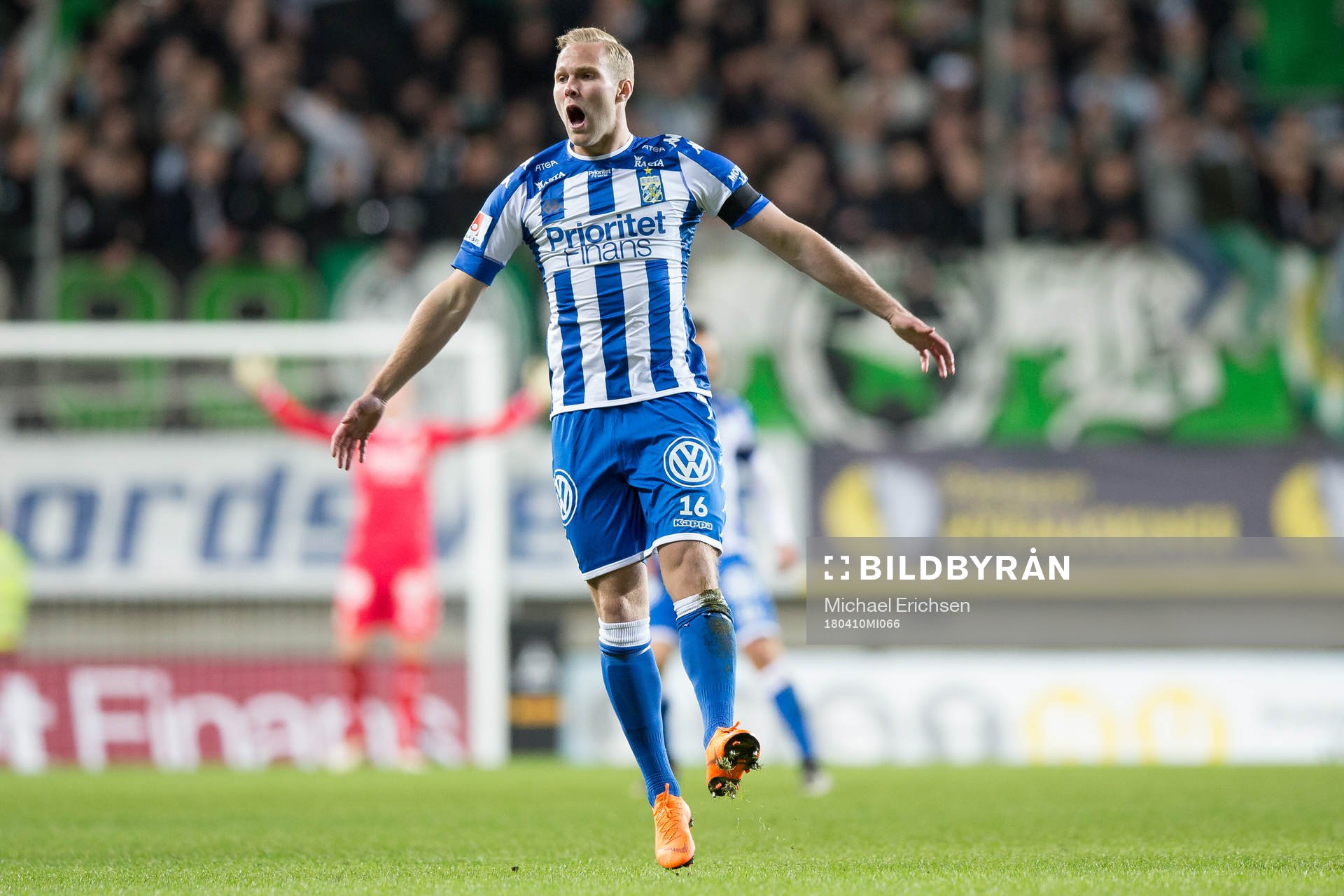 IFK Göteborgs Gustav Engvall reagerar på ett domslut