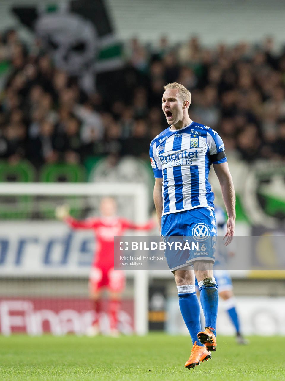 IFK Göteborgs Gustav Engvall reagerar på ett domslut