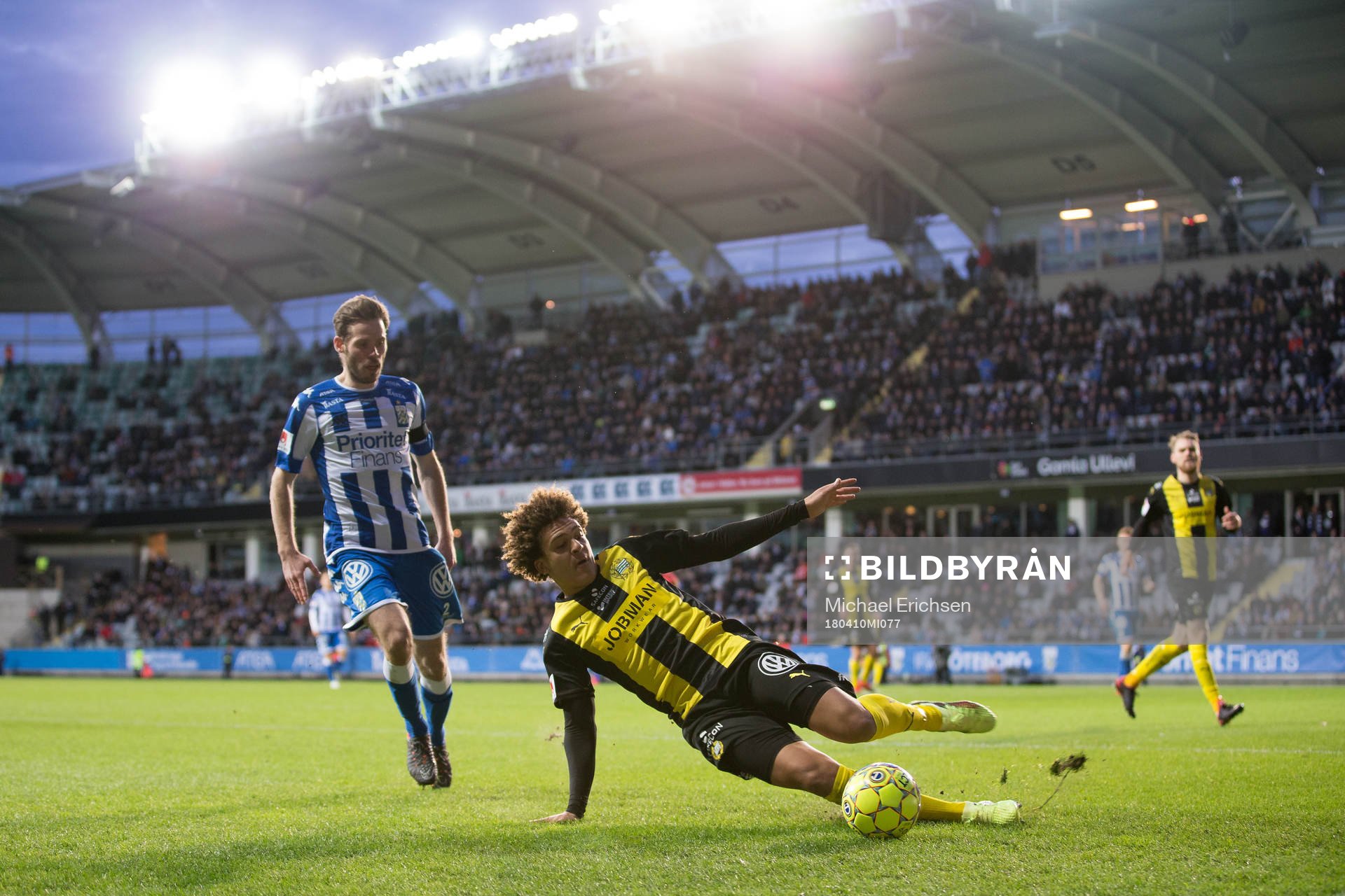 Hammarbys Neto Borges glidtacklar bort bollen från att gå