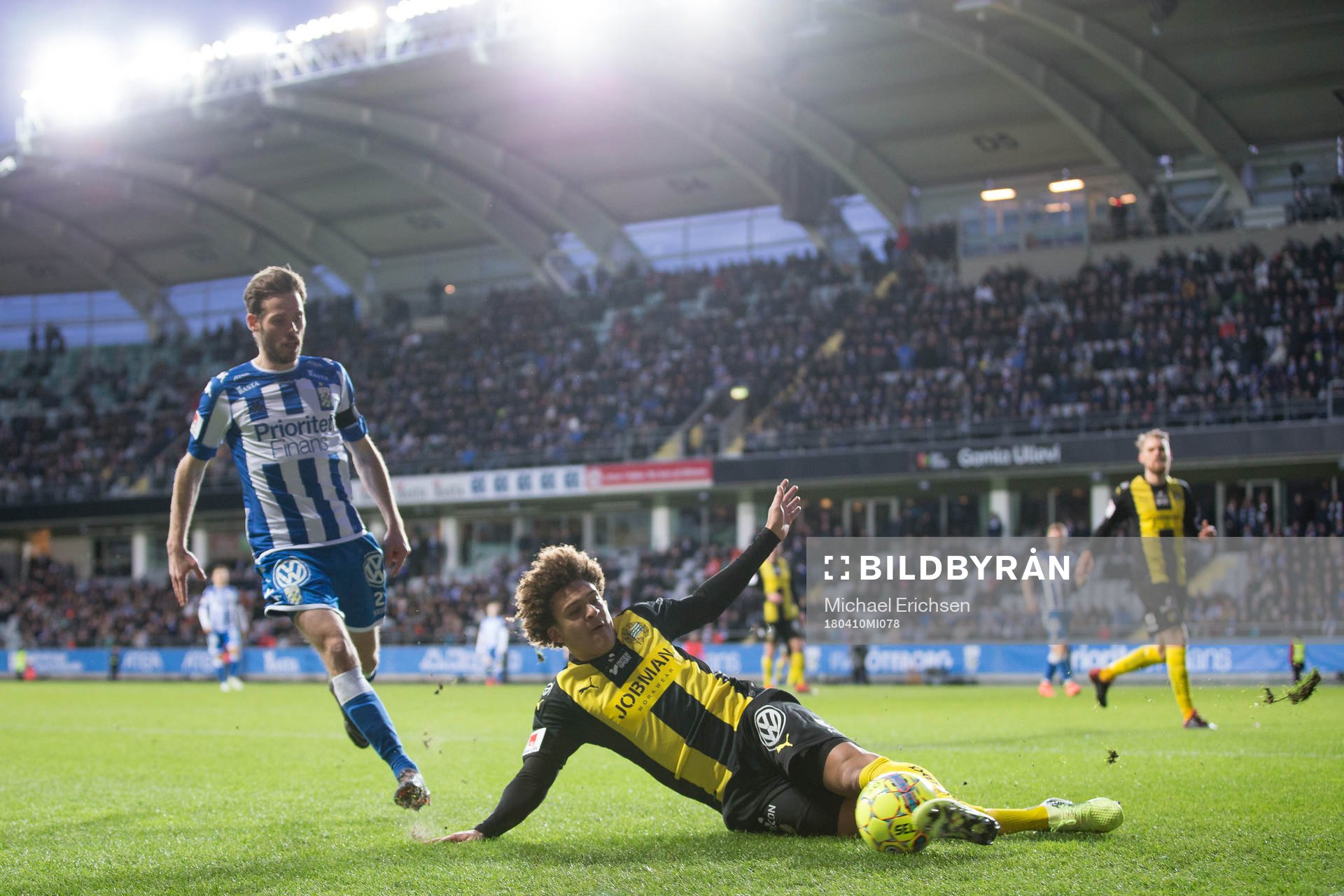 Hammarbys Neto Borges glidtacklar bort bollen från att gå
