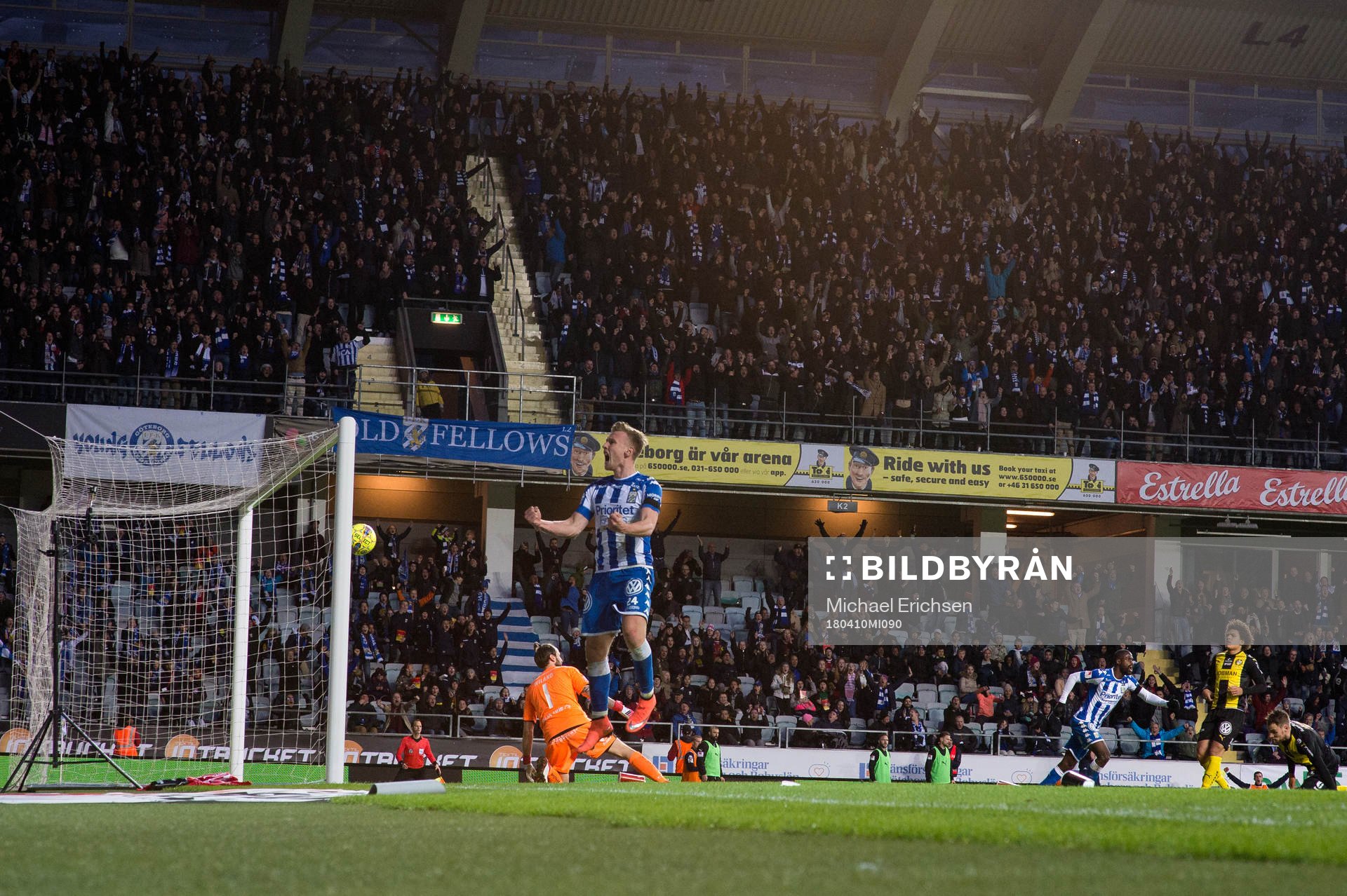 IFK Göteborgs Sebastian Ohlsson jublar efter att Mikkel Diskerud gjort 1-0 bakom Hammarbys målvakt Johan Wiland under fotbollsmatchen i allsvenskan mellan IFK Göteborg och Hammarby den 10 april 2018 i Göteborg.