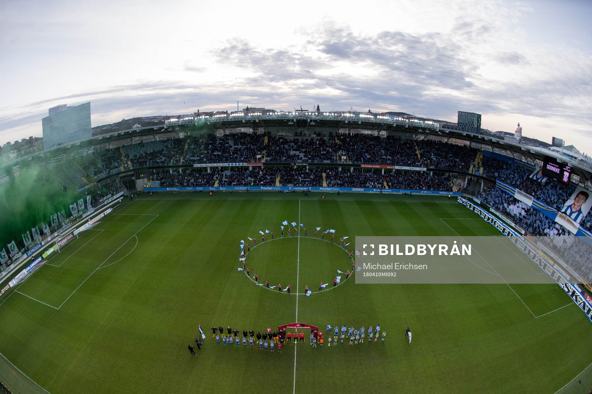 Vy över arena Gamla Ullevi och lagen på line up innan