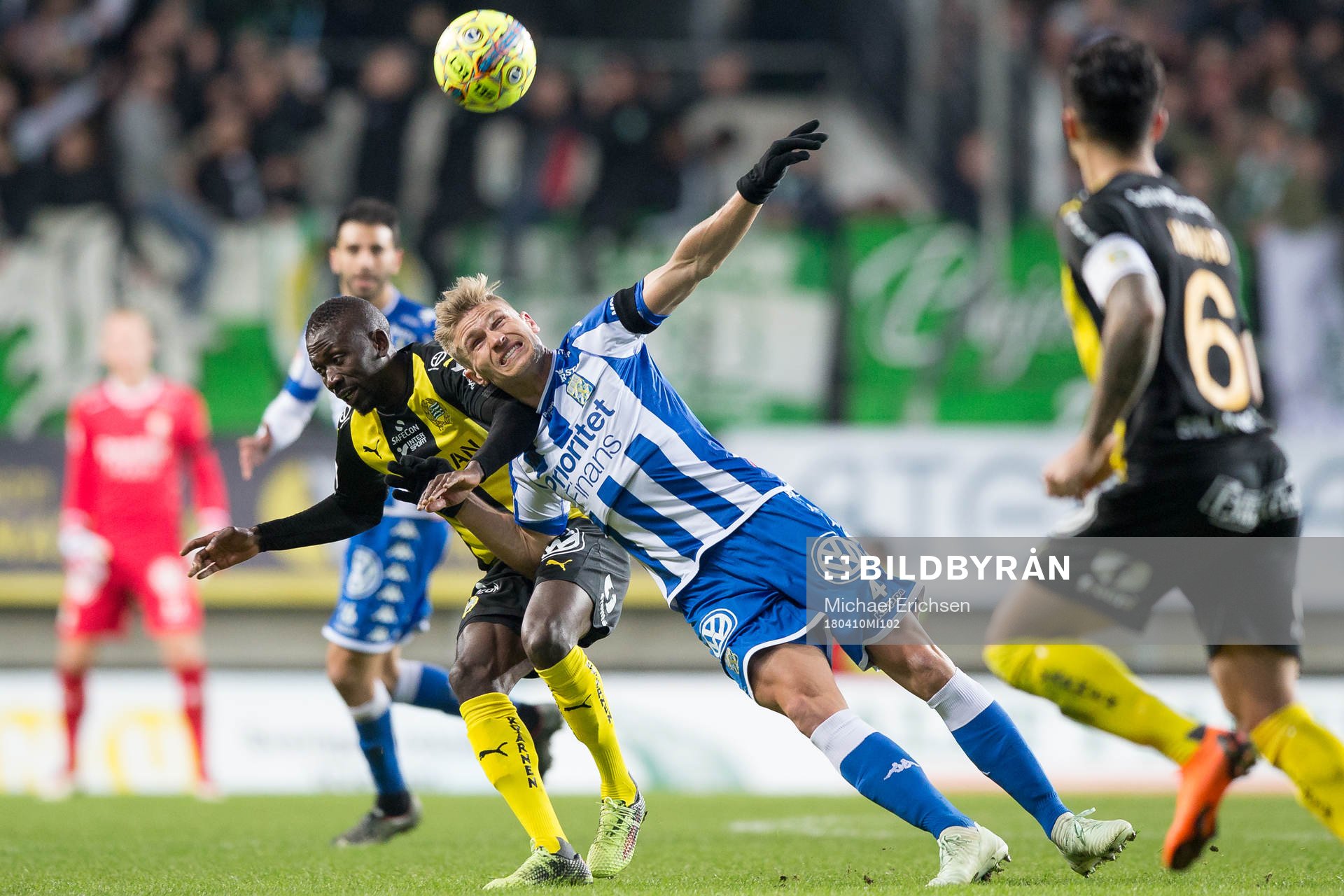 Hammarbys Pa Amat Dibba i kamp med IFK Göteborgs Carl Starfelt under fotbollsmatchen i allsvenskan mellan IFK Göteborg och Hammarby den 10 april 2018 i Göteborg.