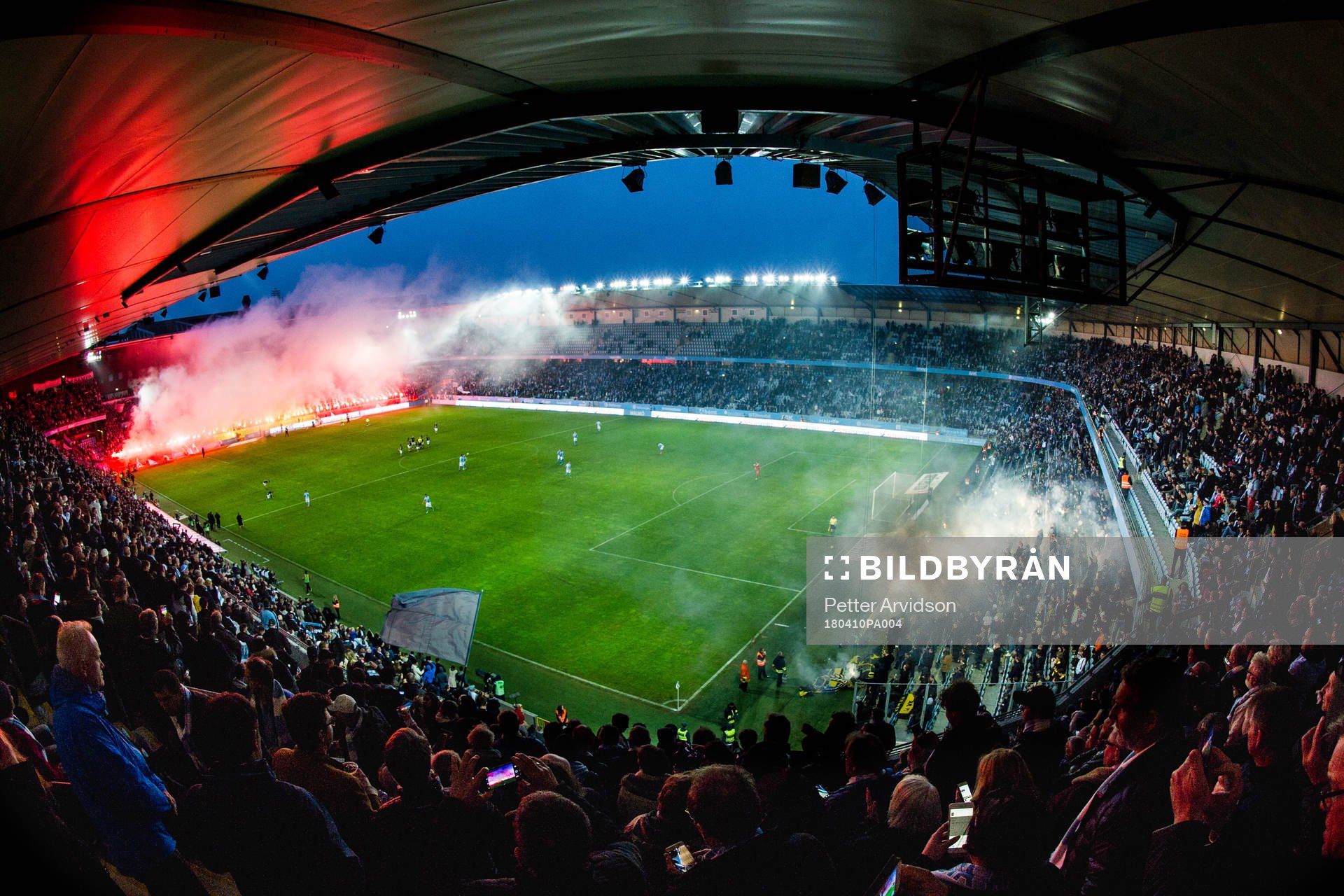 s supportrar bränner bengaler på Stadion