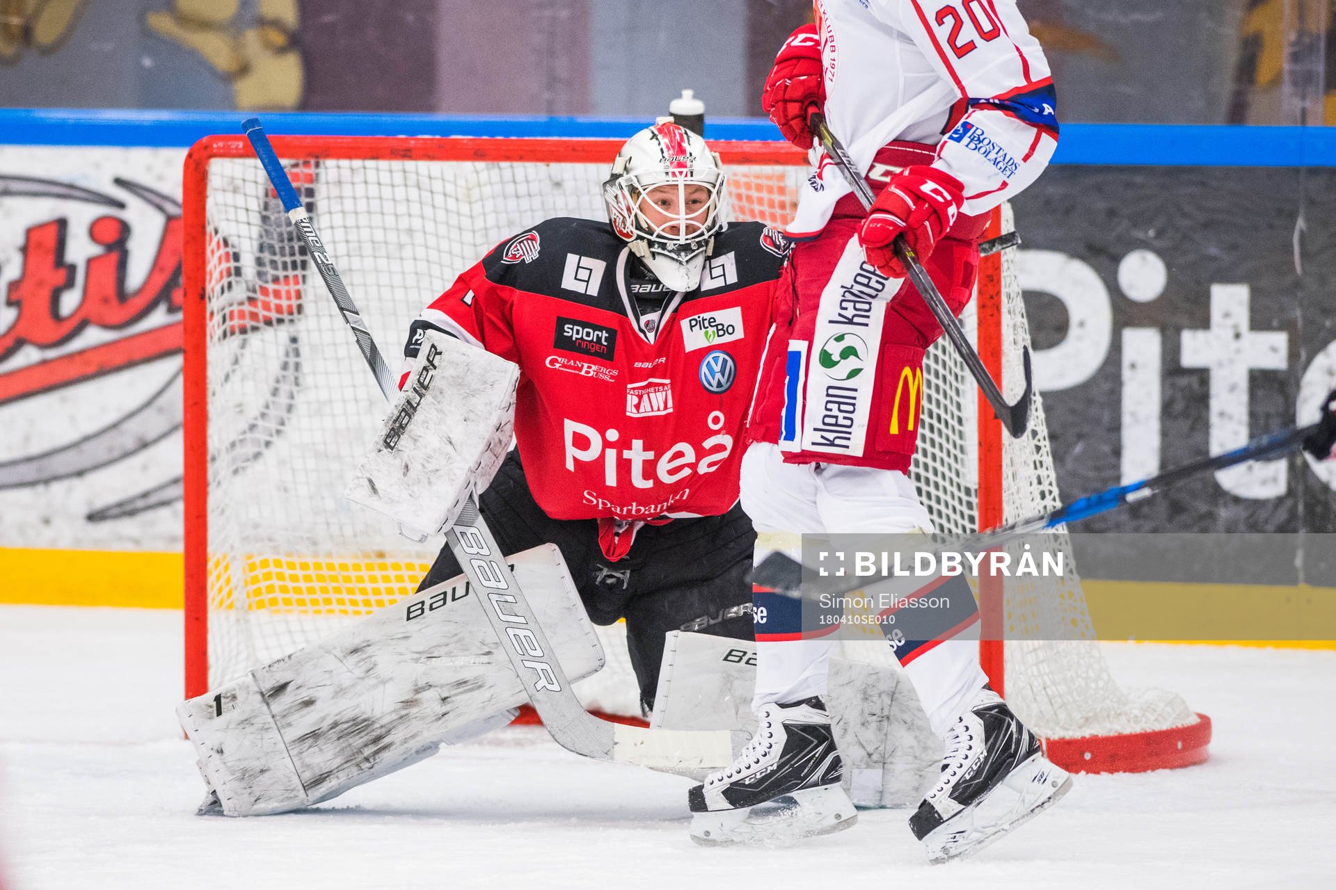 Piteås målvakt Joel Vännström och Västerviks Mattias