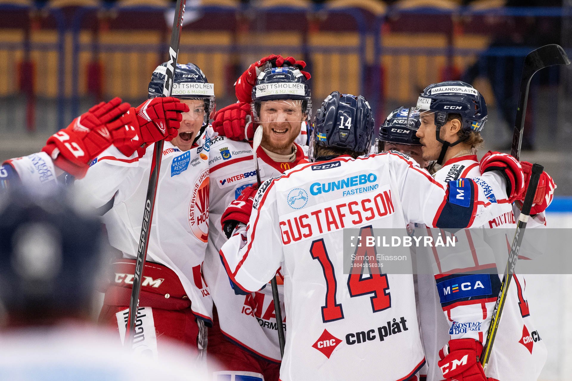 Västerviks Christopher Fish (mitten) jublar med lagkamrater