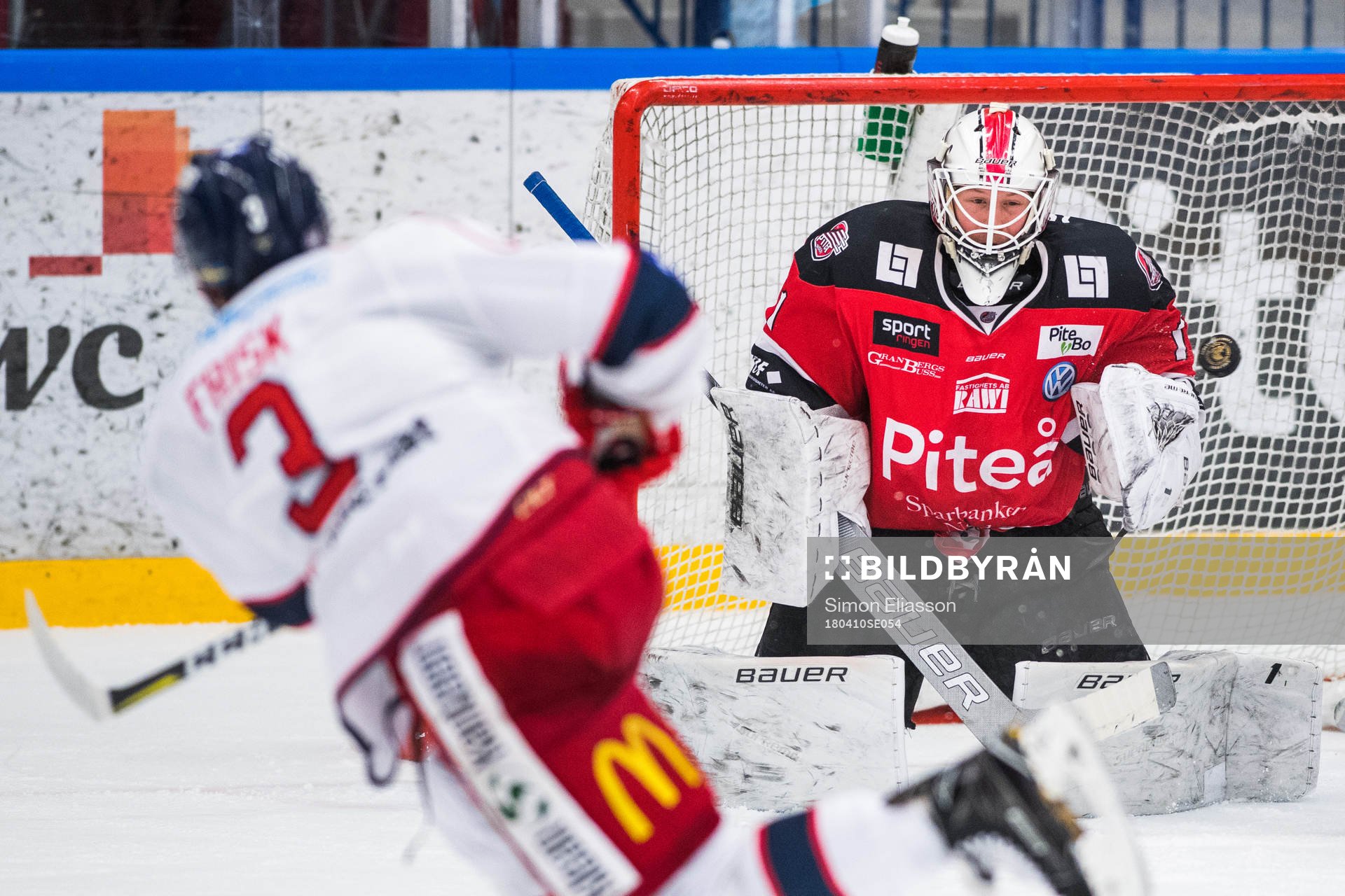 Västerviks Andreas Frisk skjuter mot Piteås målvakt Joel