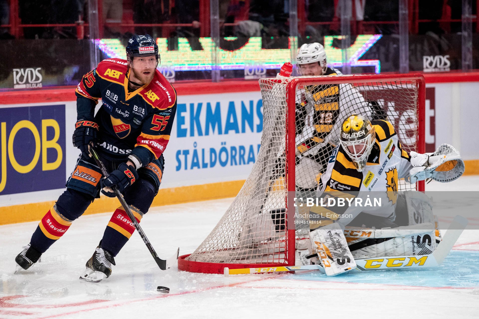 Djurgårdens Alexander Urbom och Skellefteås målvakt Joni