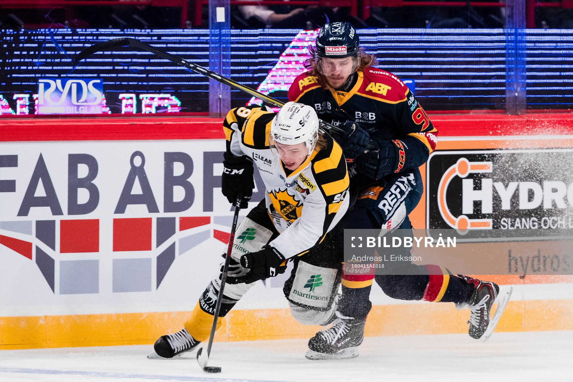 Skellefteås Tim Söderlund i kamp om pucken med