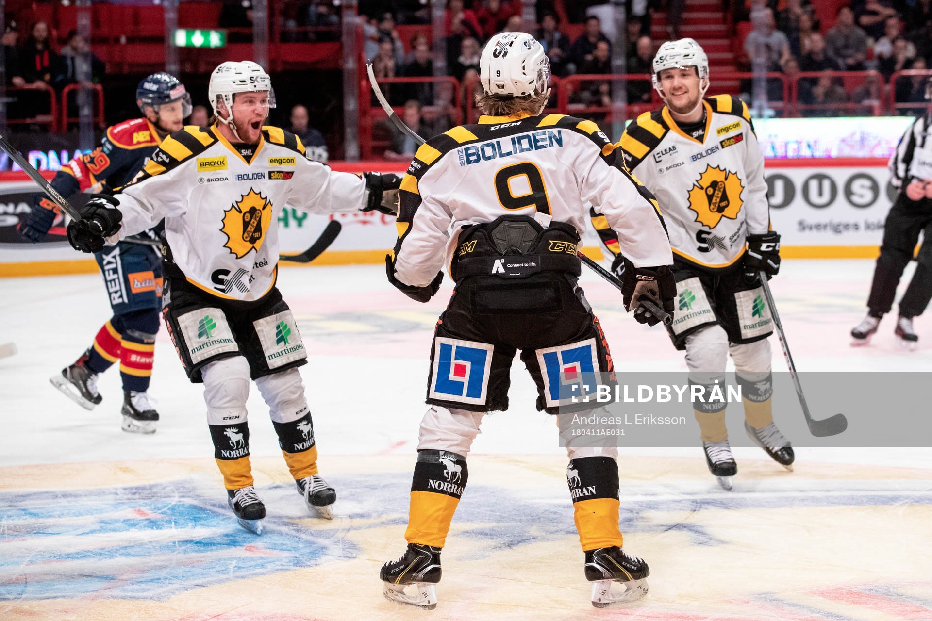 Skellefteås Tim Söderlund jublar med lagkamrater
