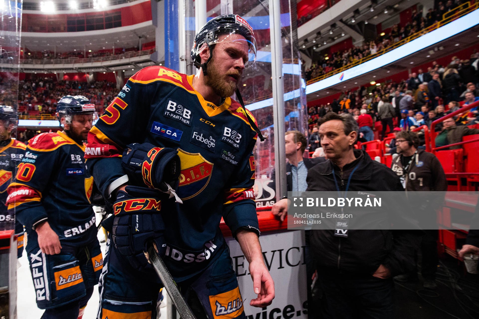 Djurgårdens Alexander Urbom lämnar isen