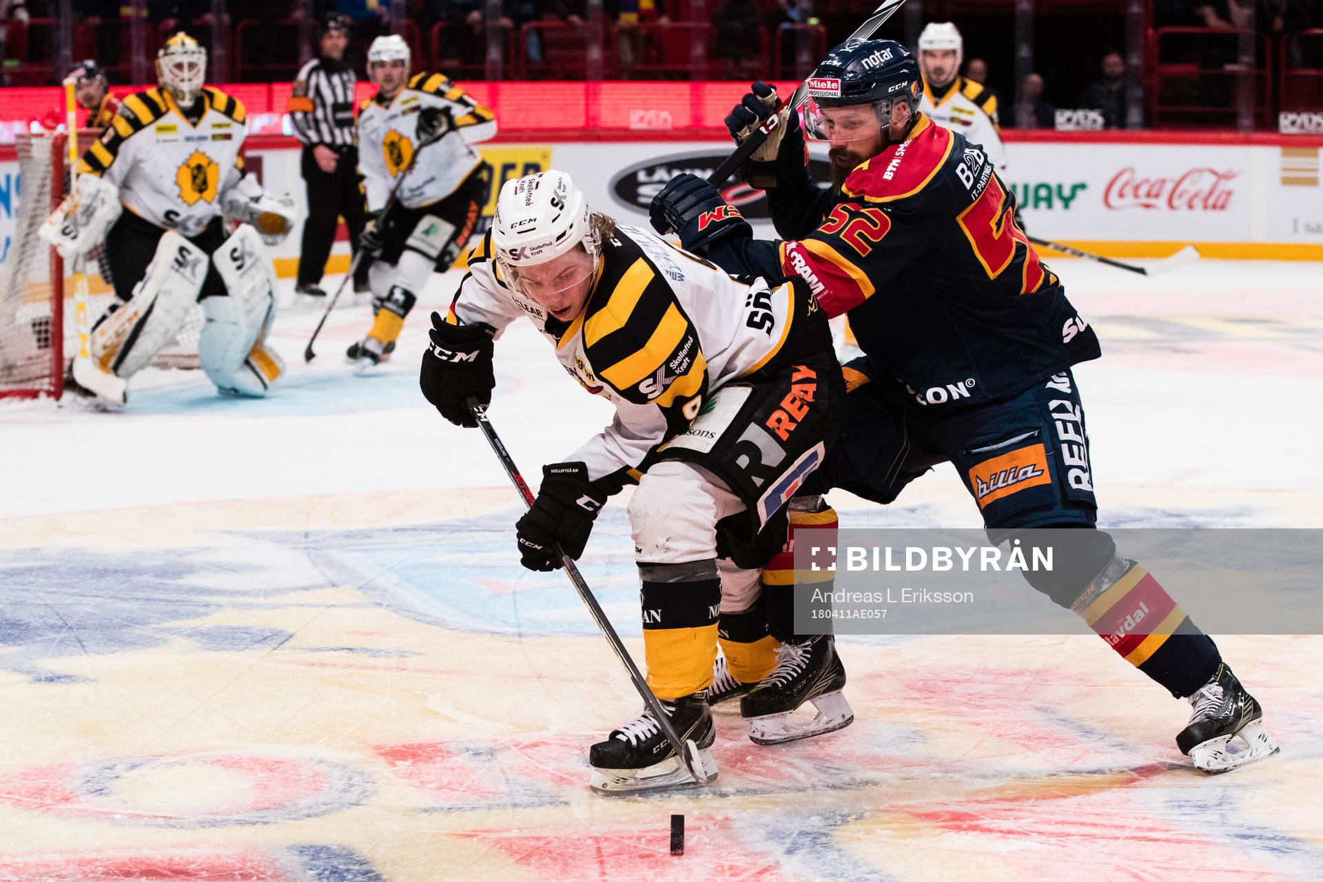 Skellefteås Tim Söderlund i kamp om pucken med
