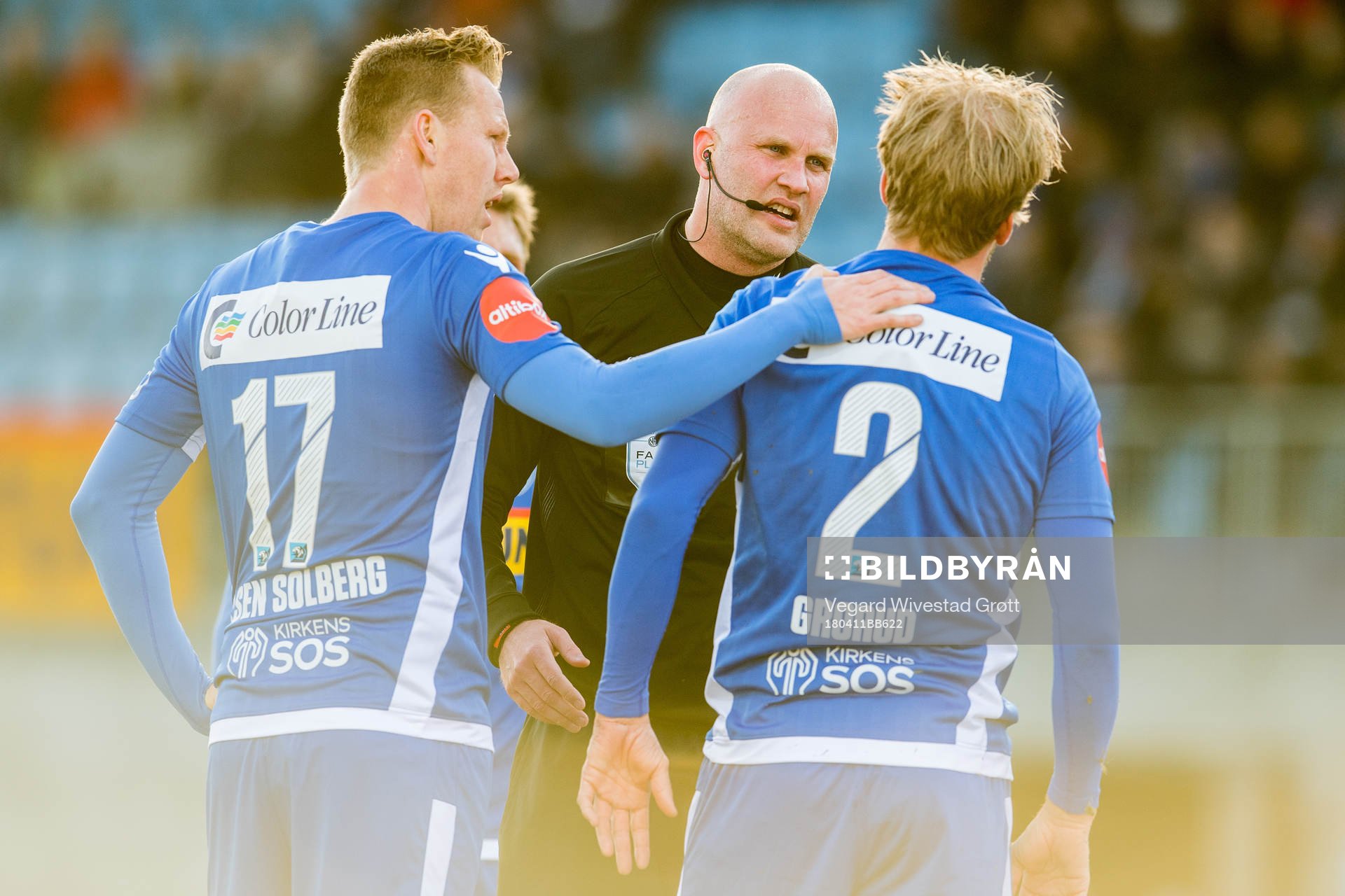 Referee Trond Ivar Døvle talks to Joackim Olsen Solberg
