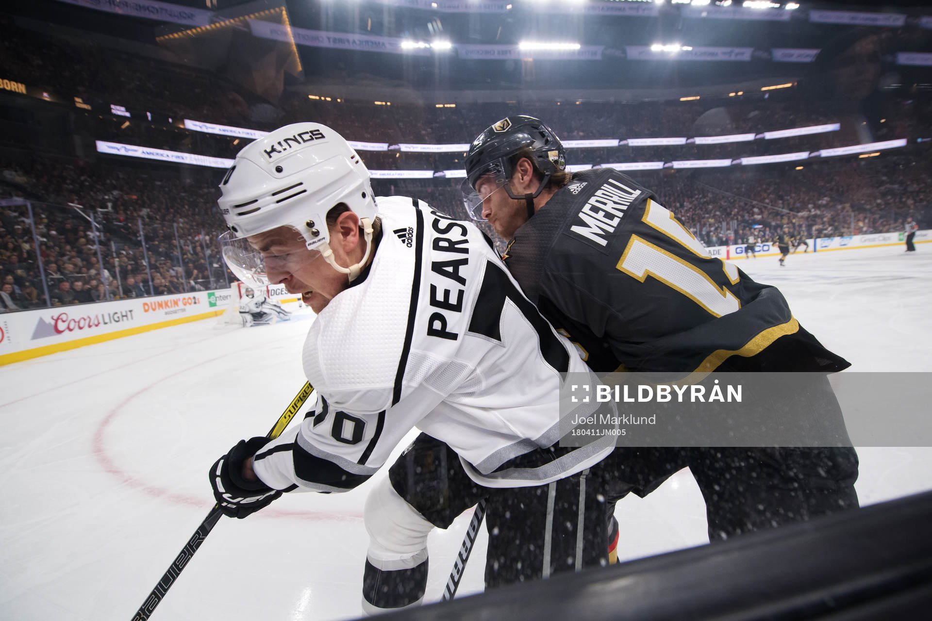 Kings Tanner Pearson blir tacklad av Vegas Jon Merrill