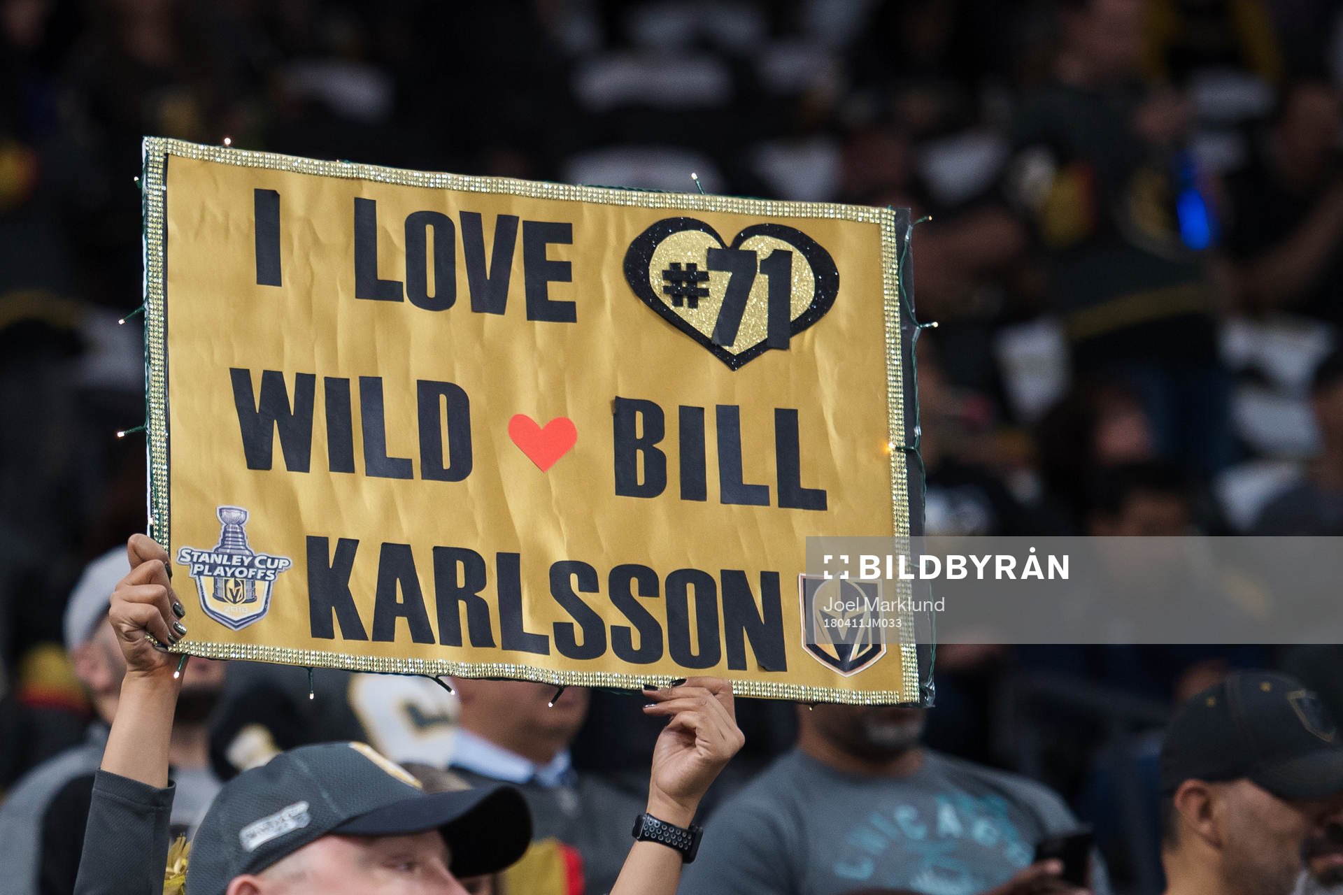 Ett fan håller upp ett planet för Vegas William Karlsson