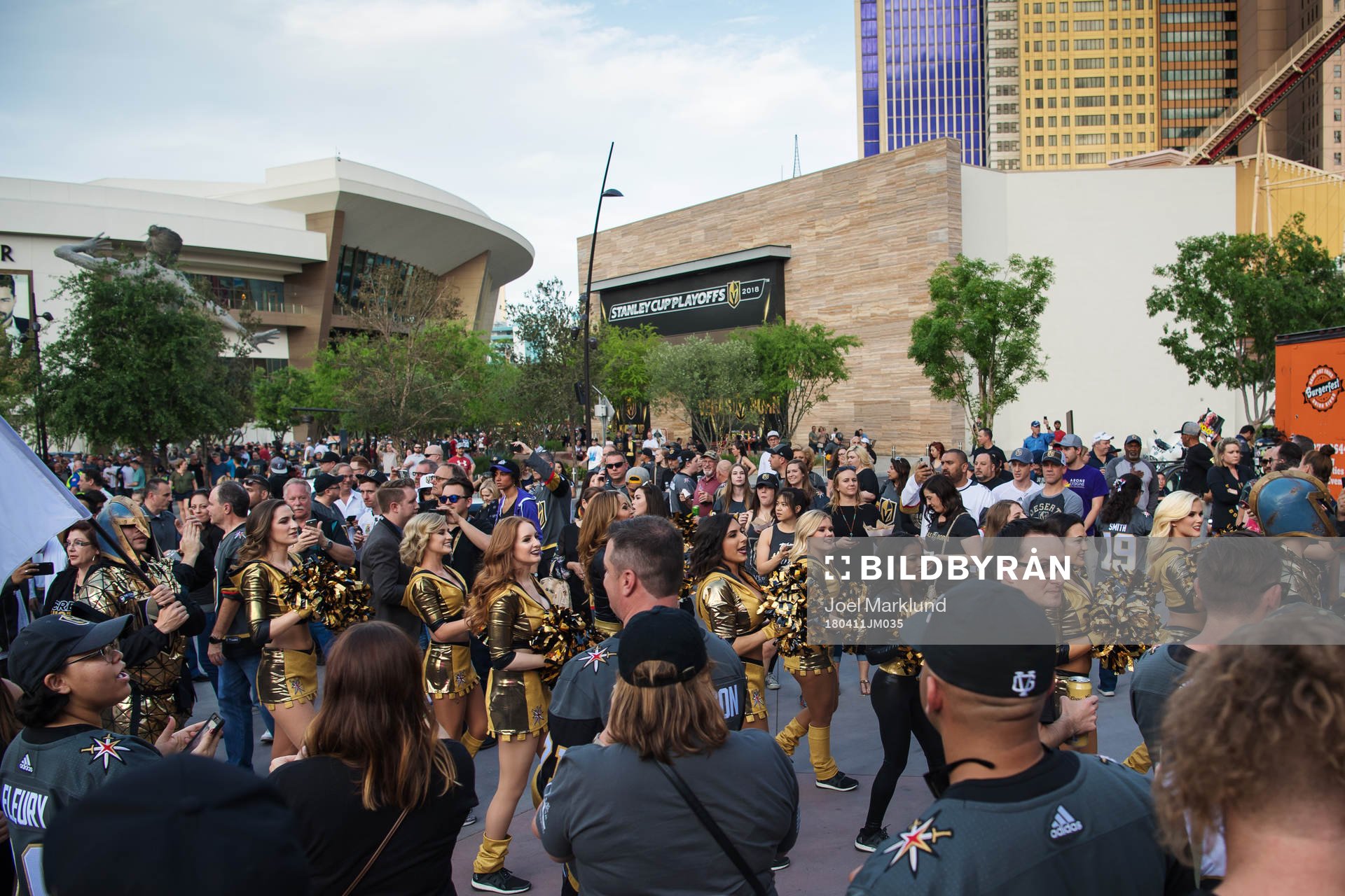 Cheerleaders för Vegas tågar mot arenan