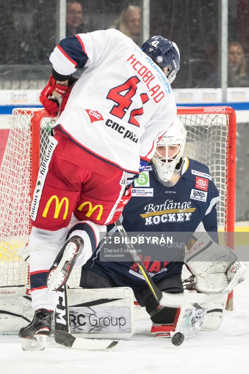 Västerviks Joacim Hedblad framför Borlänges målvakt