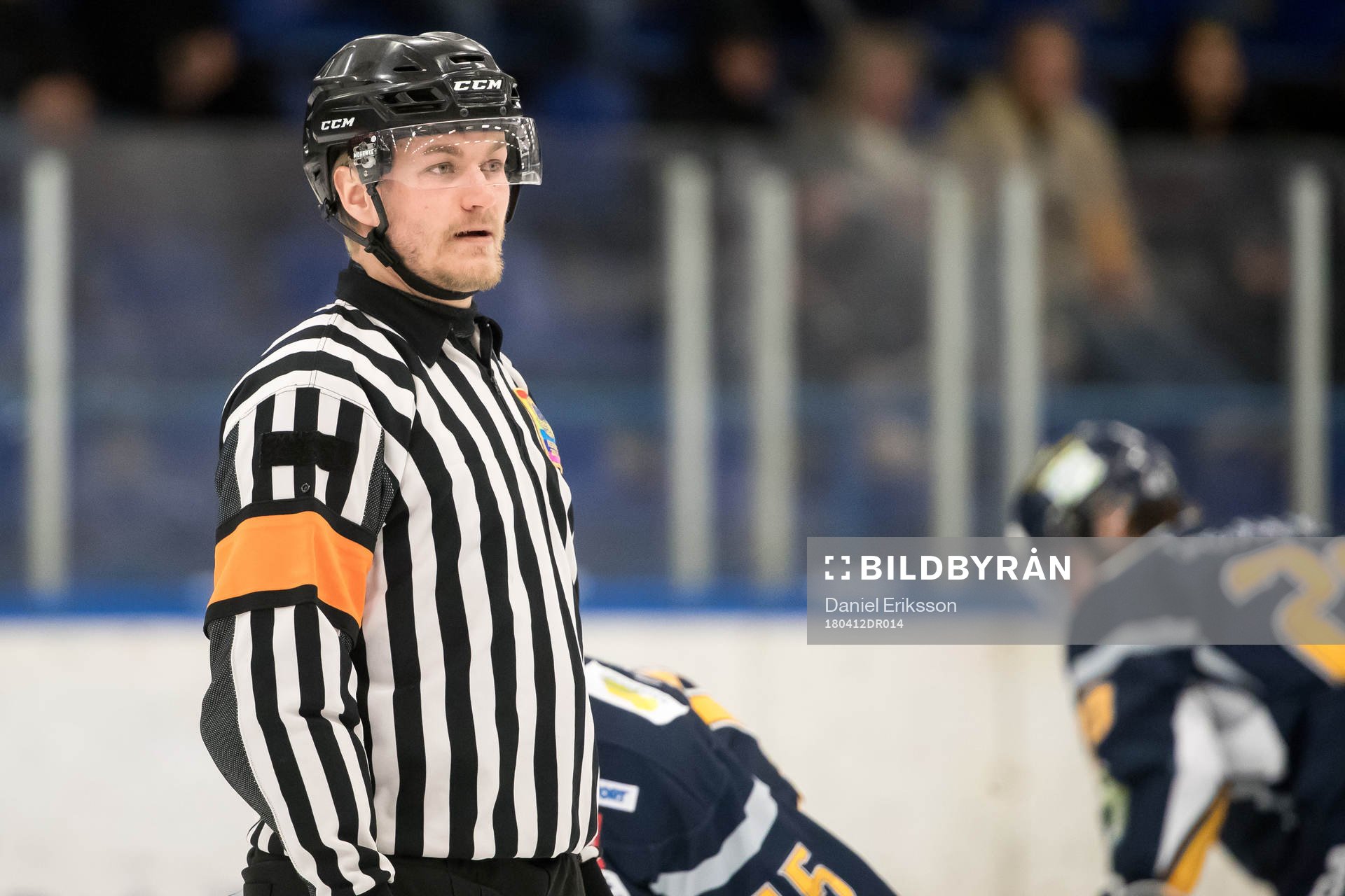 Domare Daniel Eriksson i ishockeymatchen i kval till